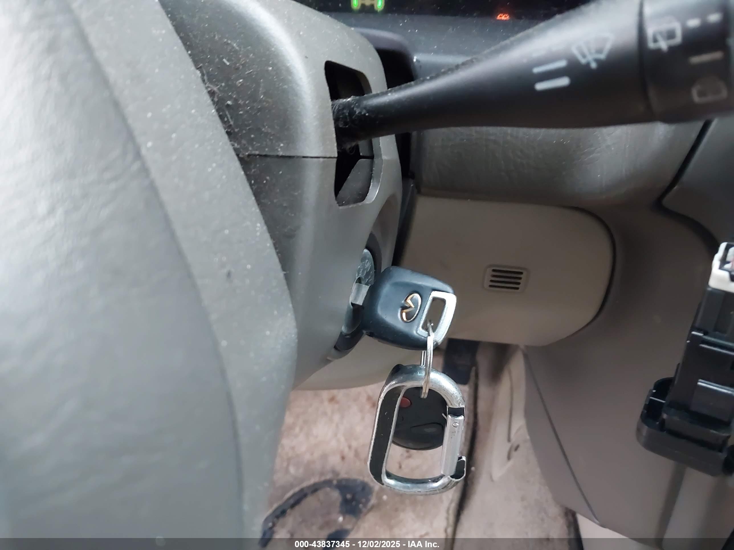 INFINITI QX4 image 11