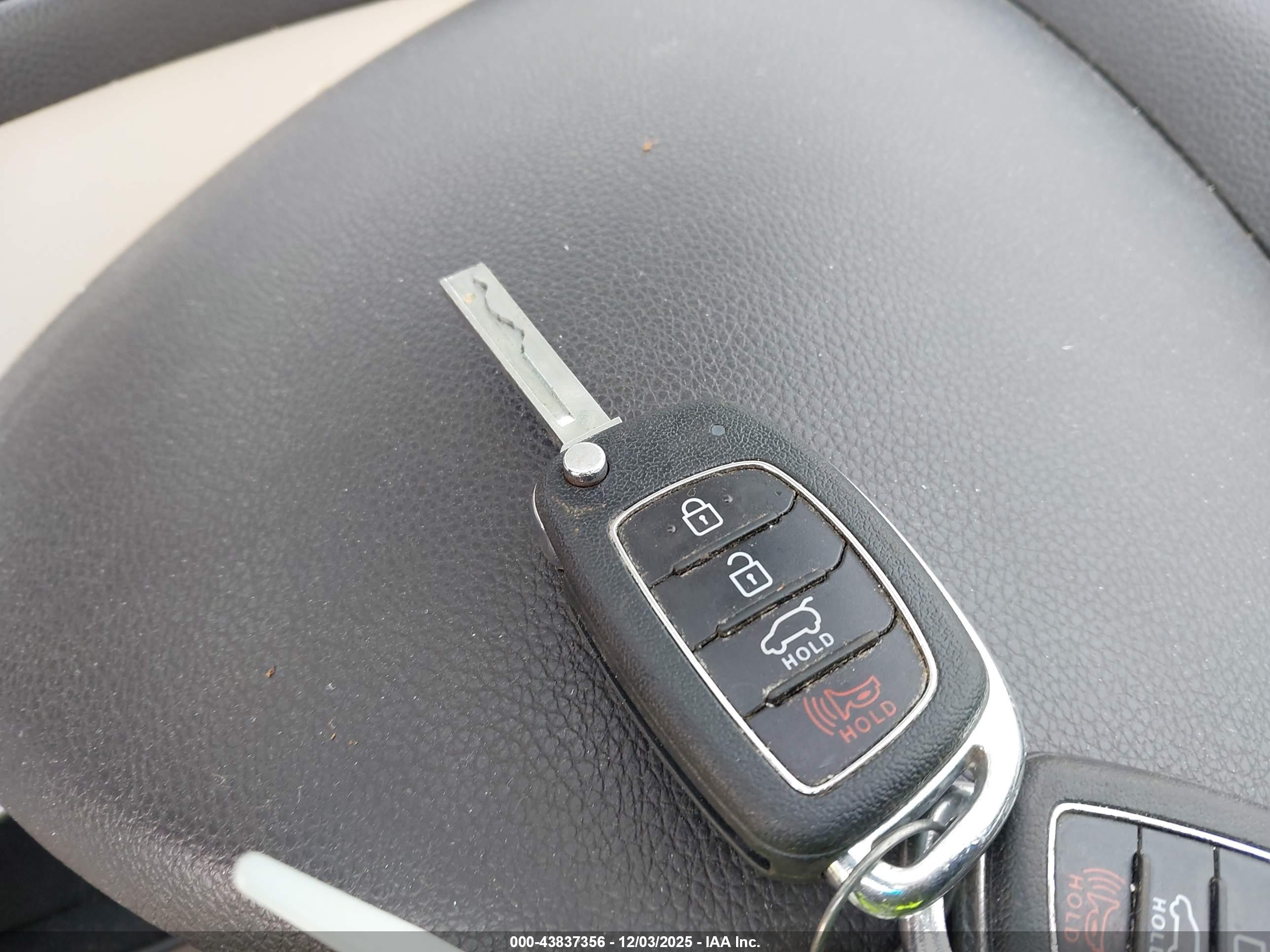 HYUNDAI SANTA image 11