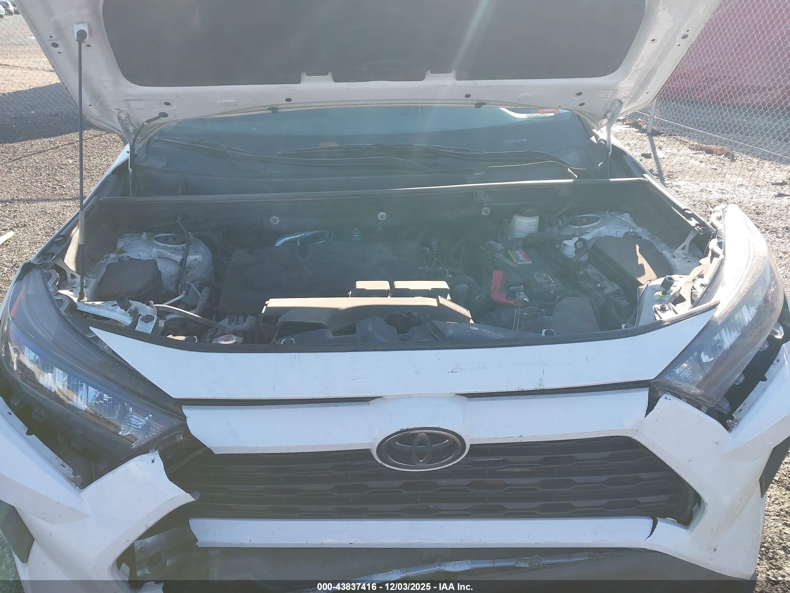TOYOTA RAV4 image 10