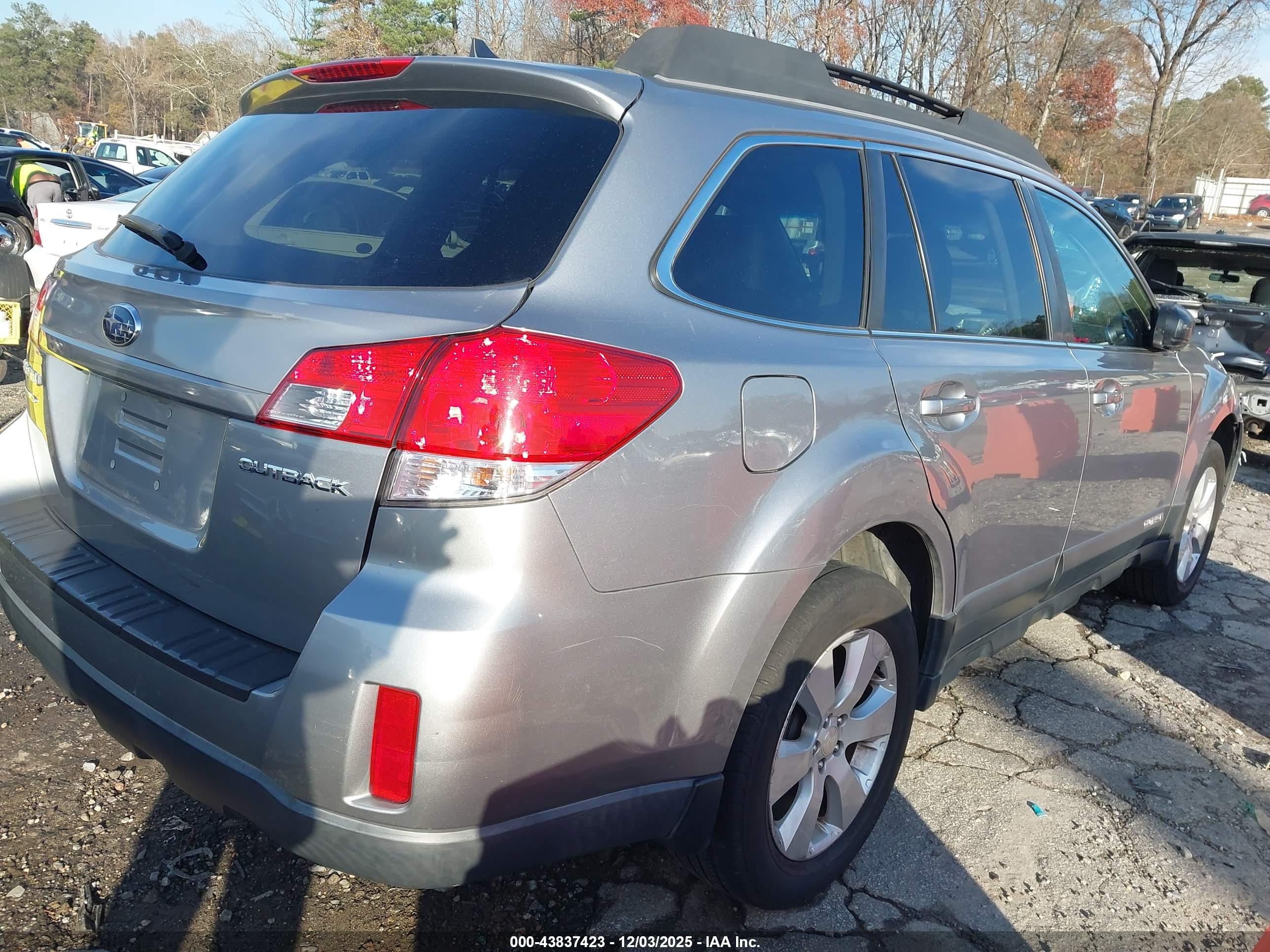 SUBARU OUTBACK image 4