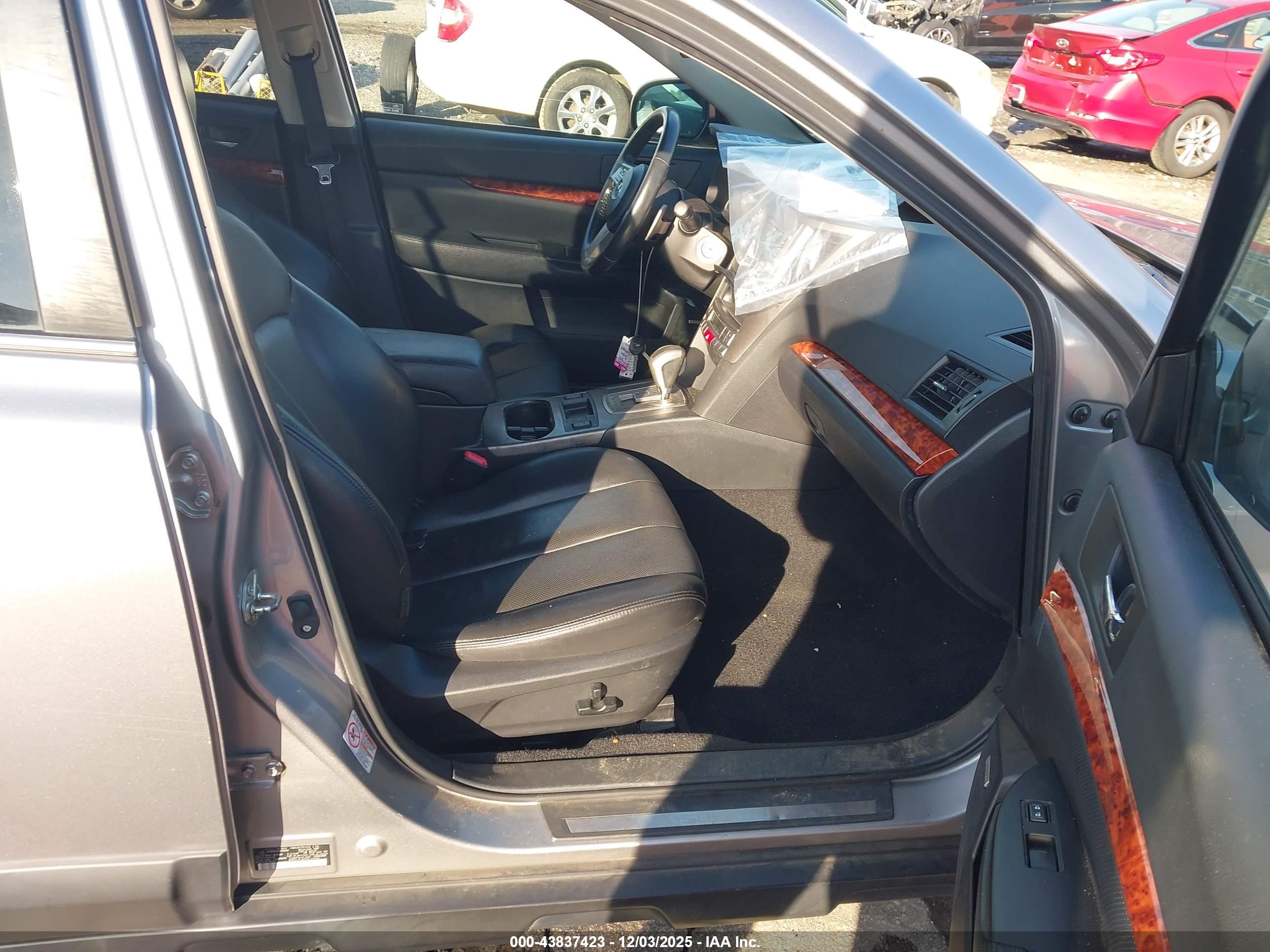 SUBARU OUTBACK image 5