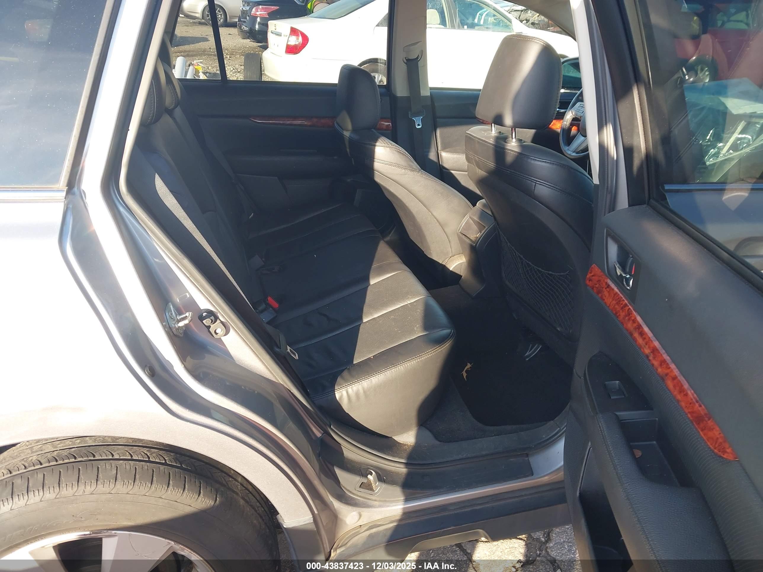 SUBARU OUTBACK image 8