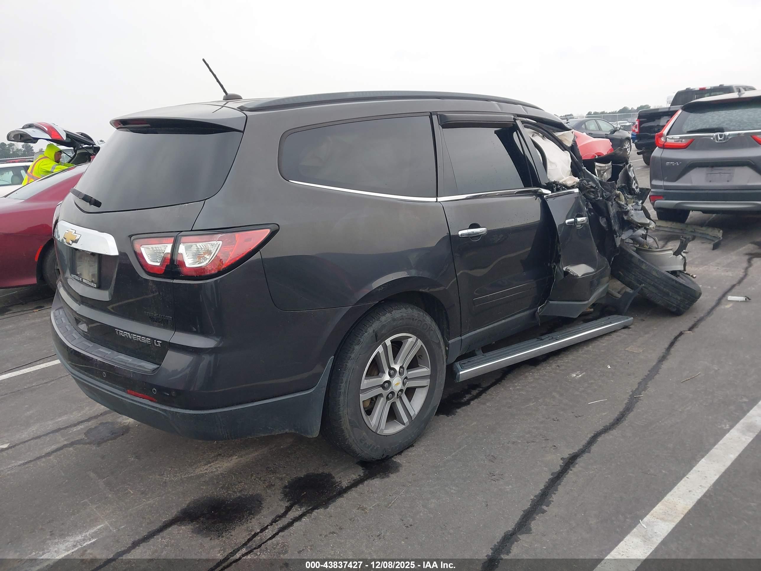 CHEVROLET TRAVERSE image 4