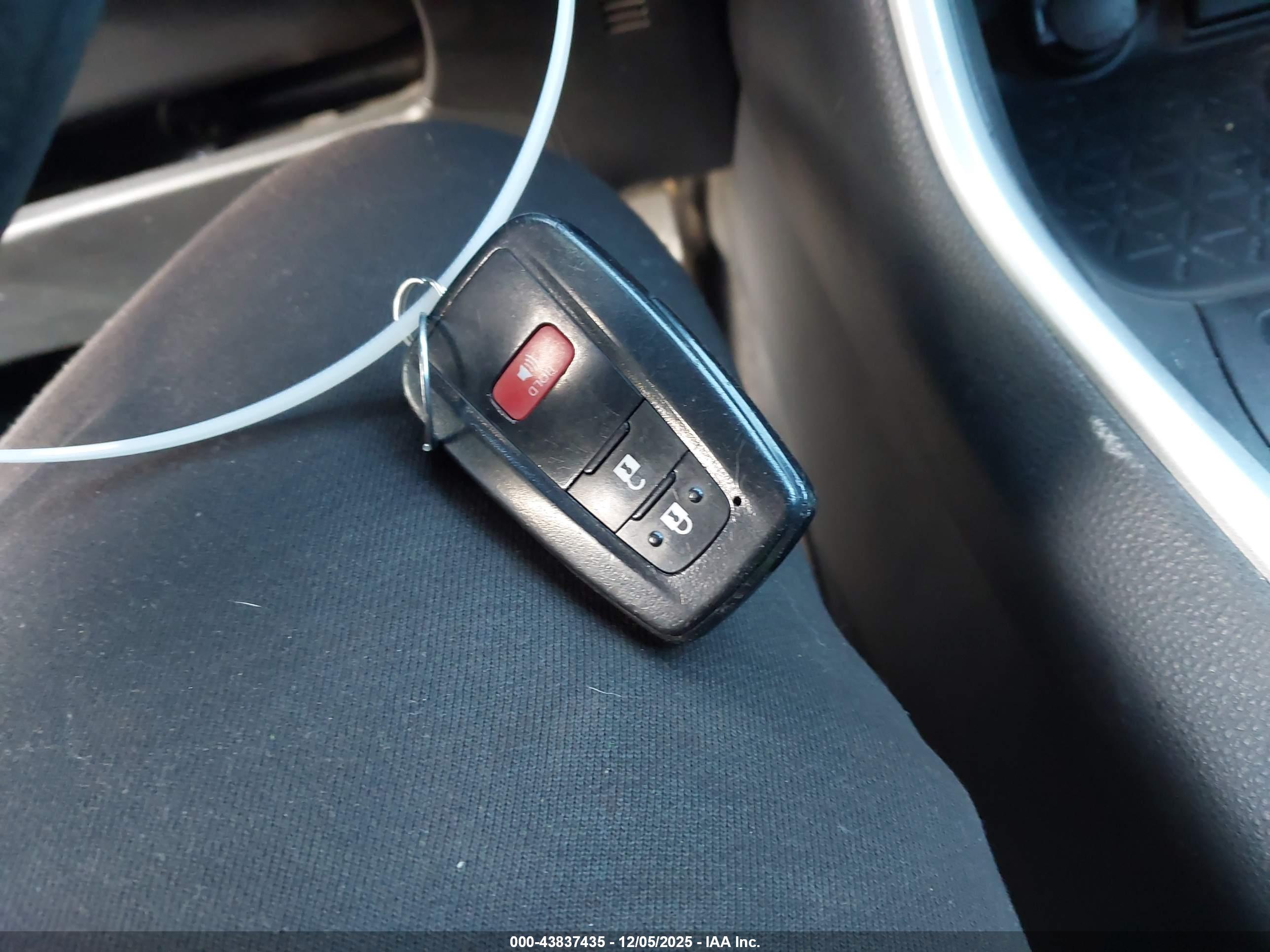 TOYOTA RAV4 image 11