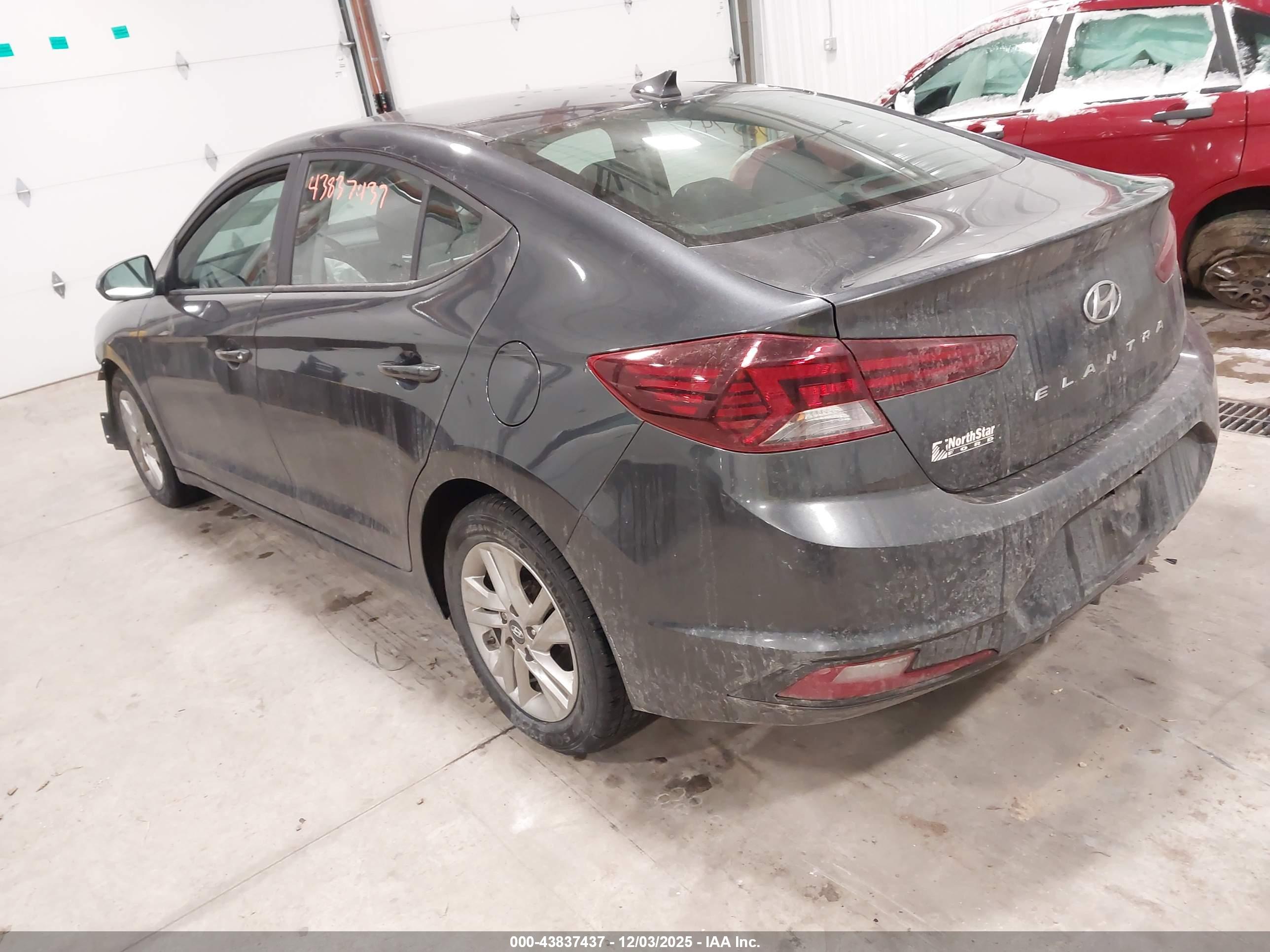 HYUNDAI ELANTRA image 3
