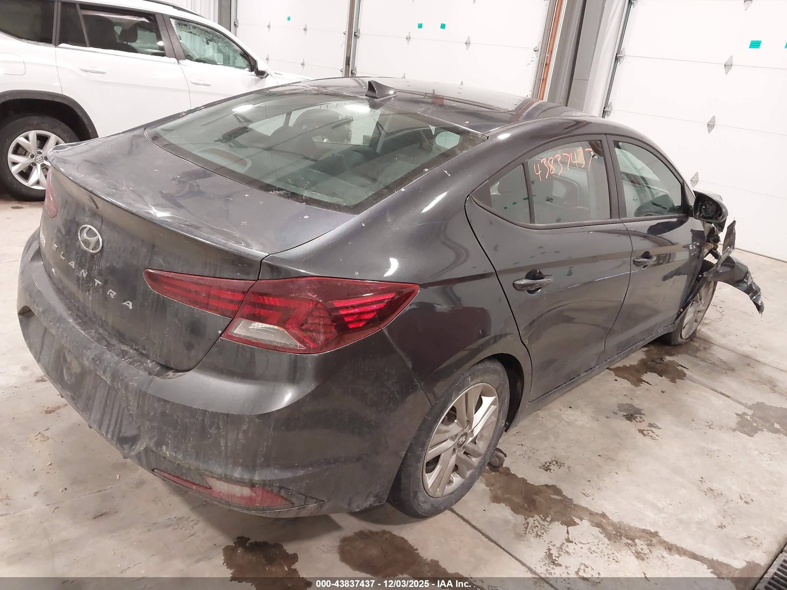 HYUNDAI ELANTRA image 4