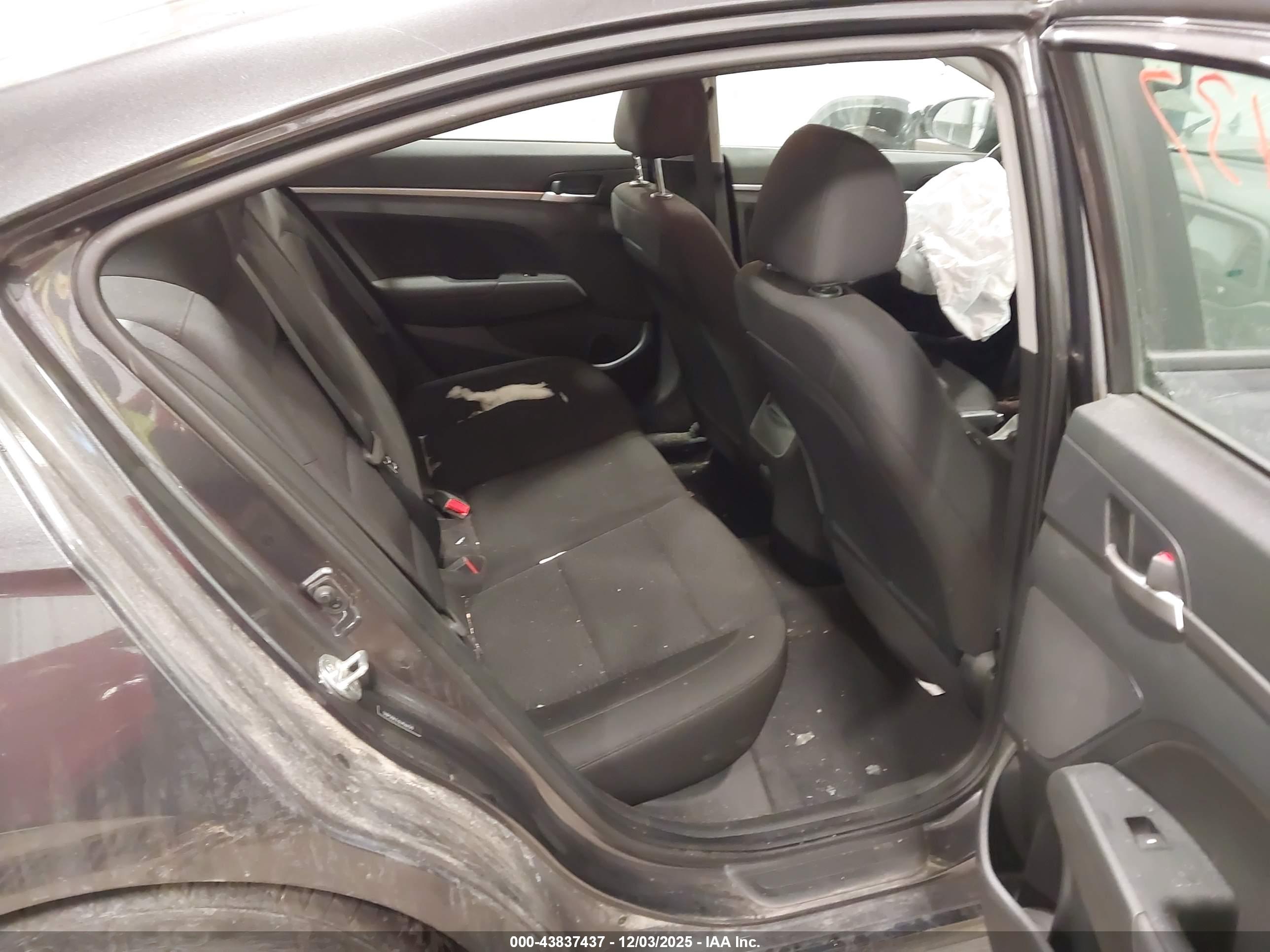 HYUNDAI ELANTRA image 8