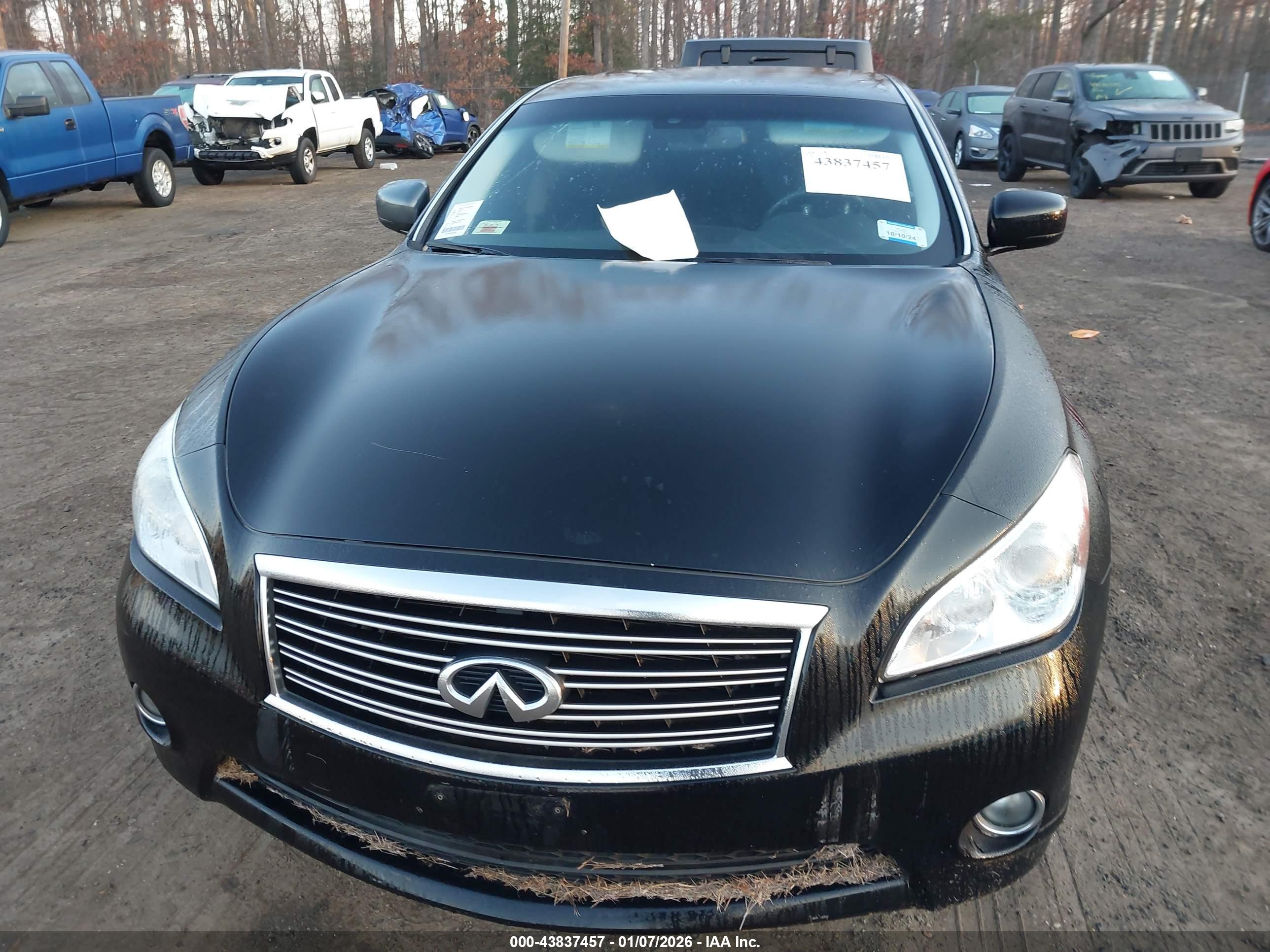 INFINITI Q70 image 10