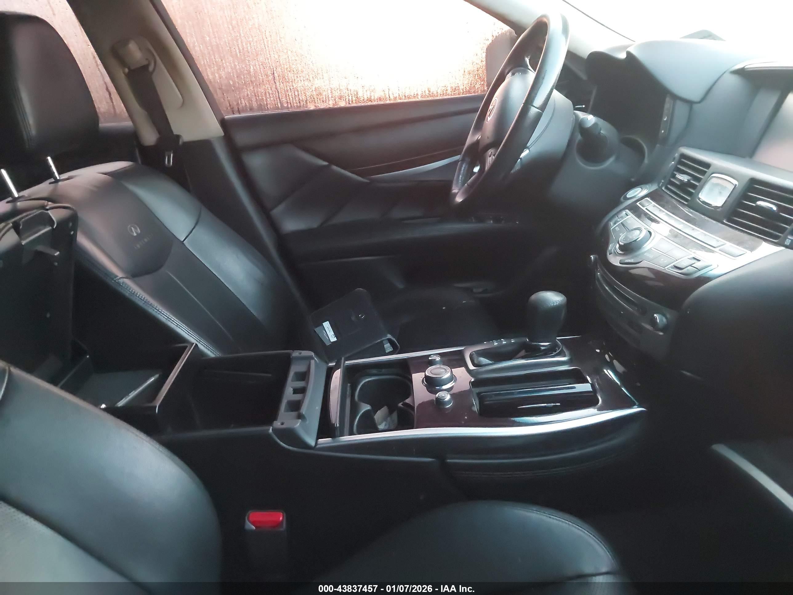 INFINITI Q70 image 5
