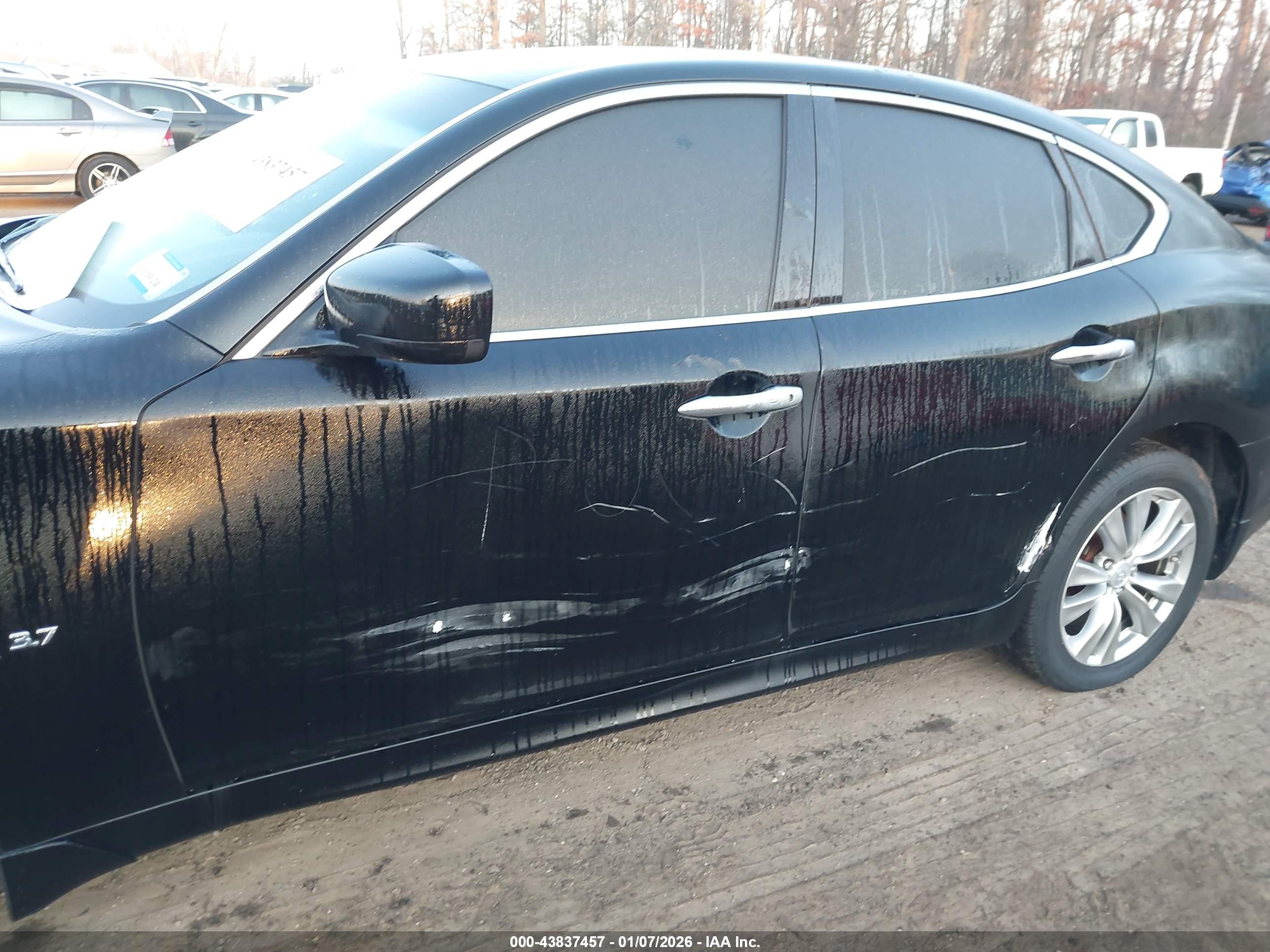 INFINITI Q70 image 6