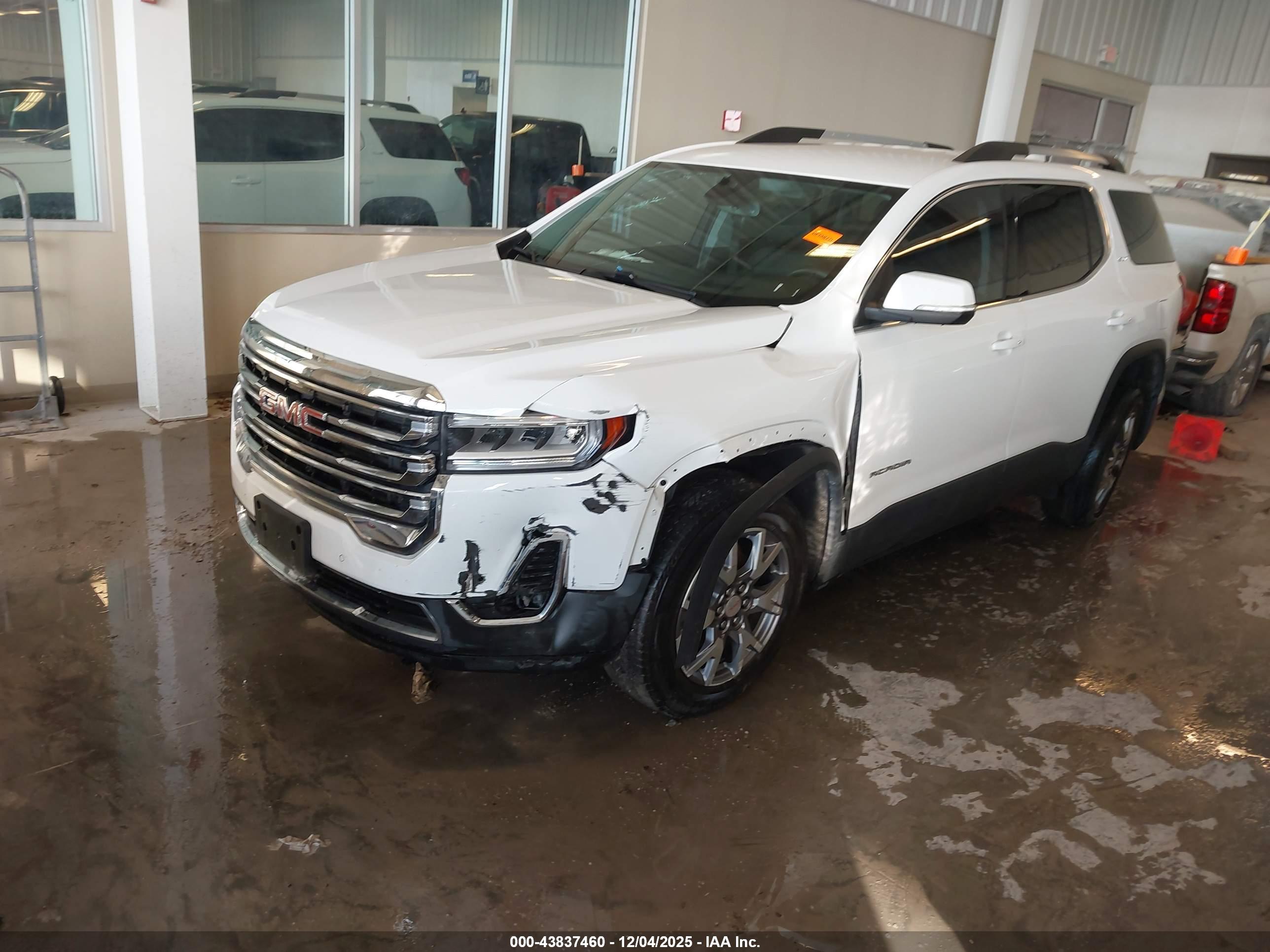 GMC ACADIA image 2