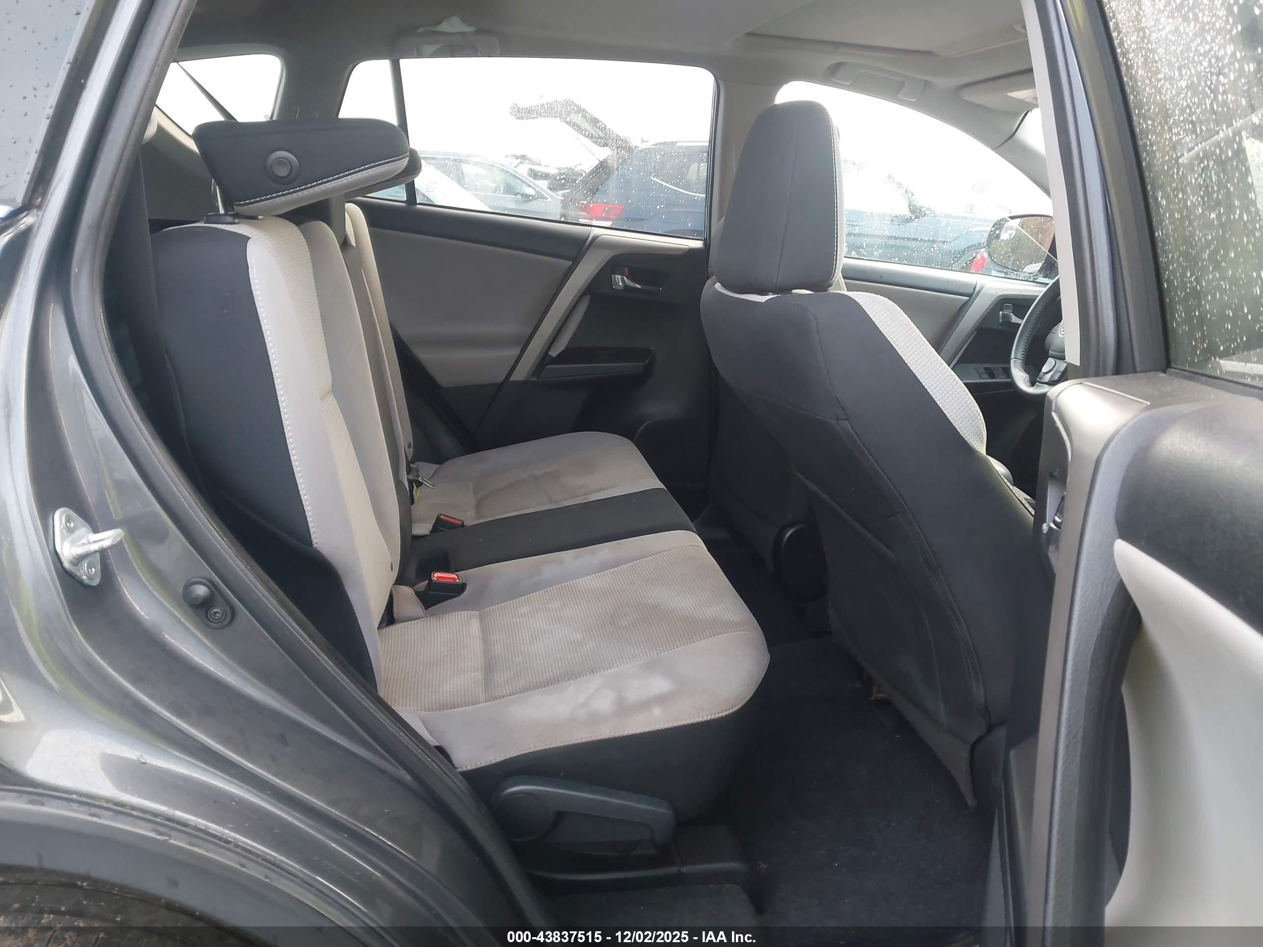 TOYOTA RAV4 image 8