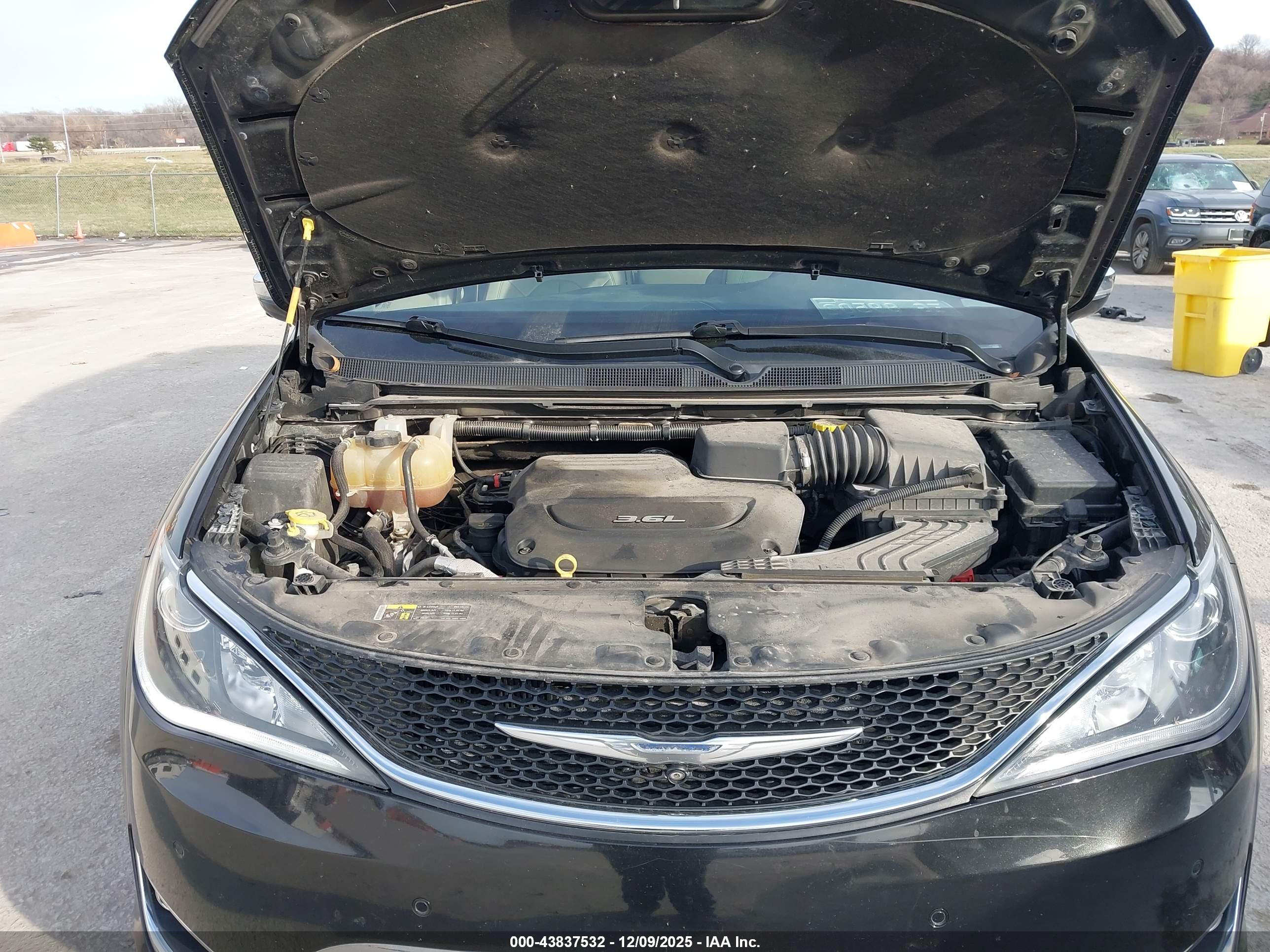 CHRYSLER PACIFICA image 10