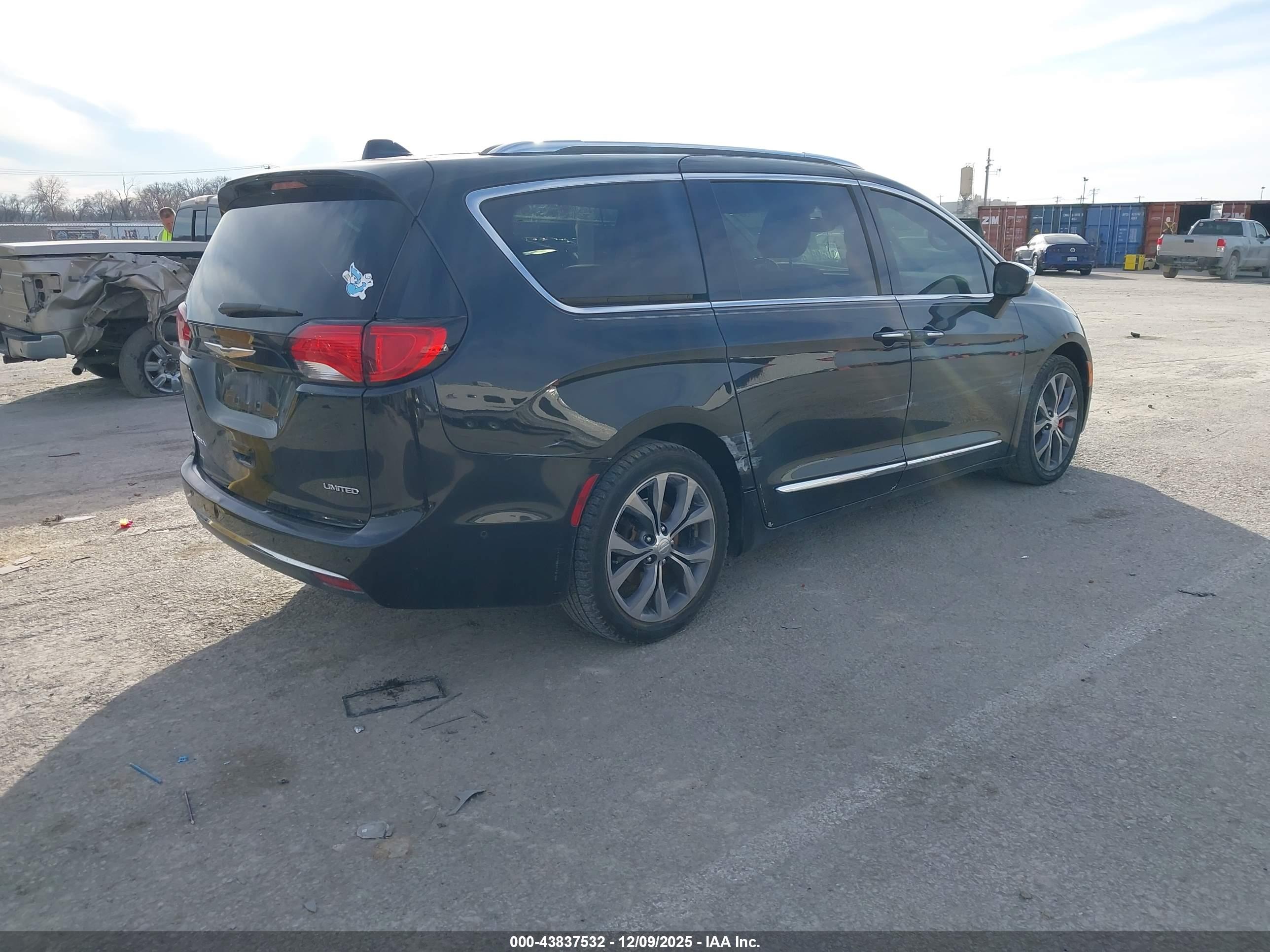 CHRYSLER PACIFICA image 4