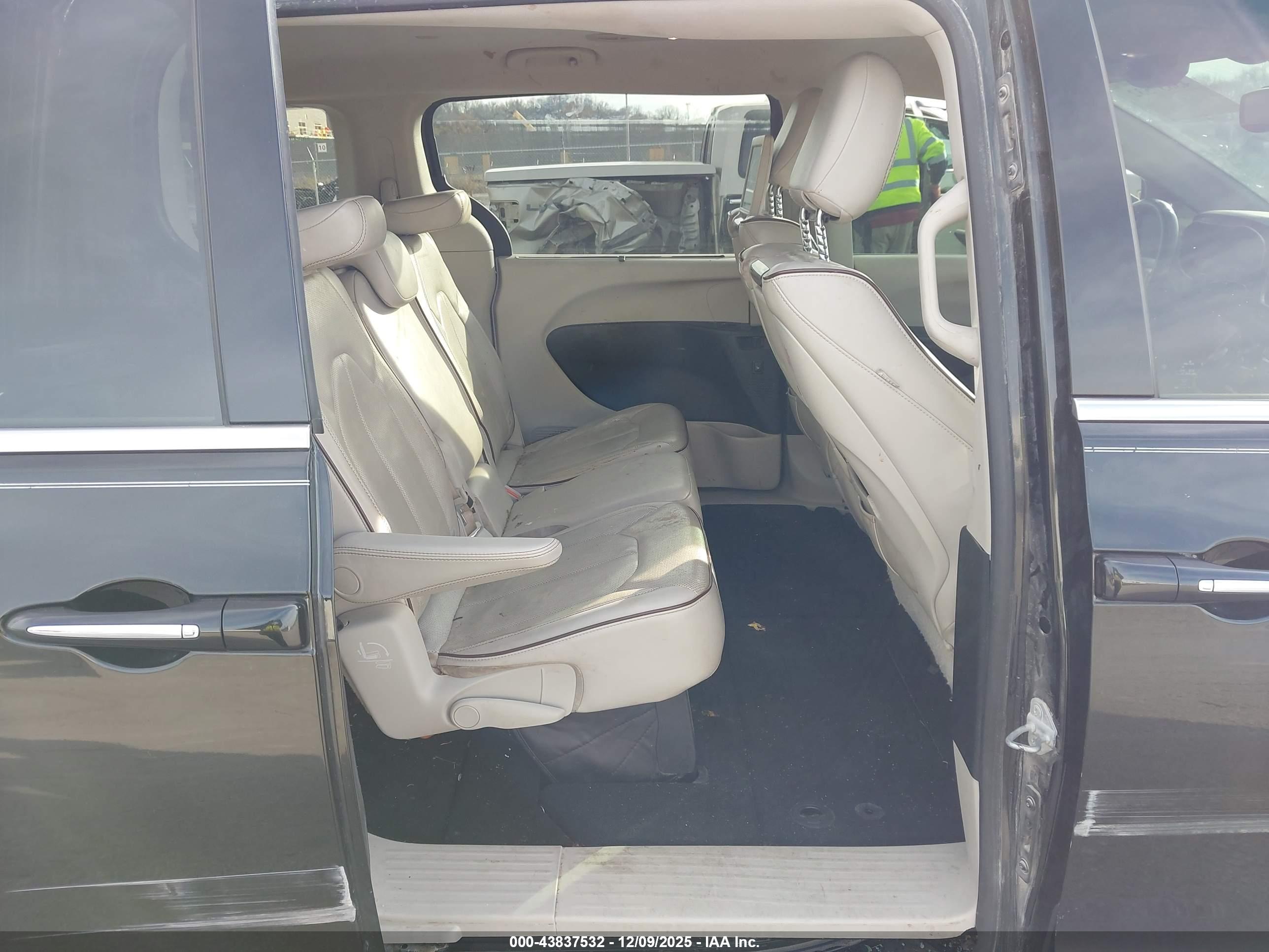 CHRYSLER PACIFICA image 8