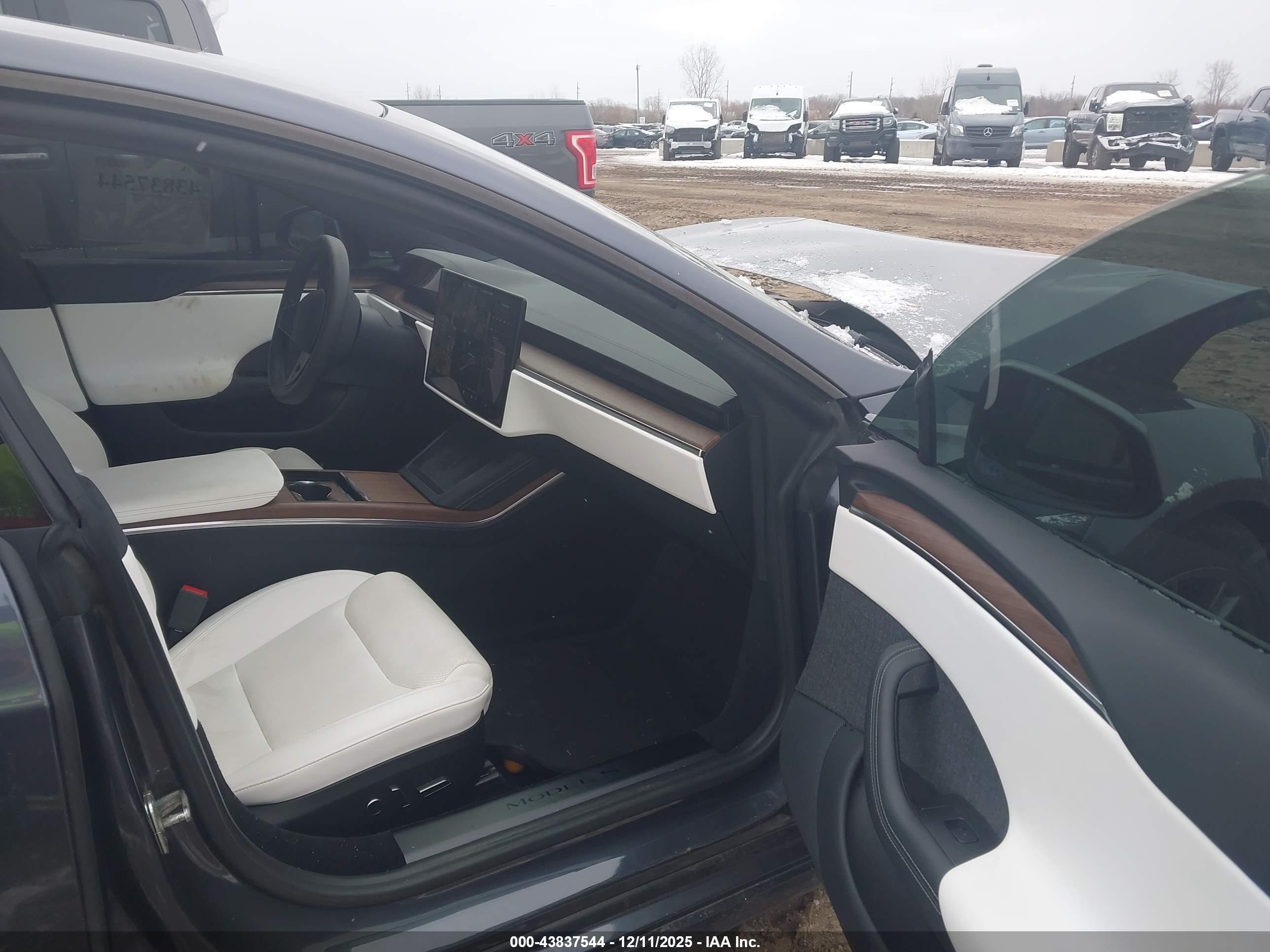 TESLA MODEL image 5
