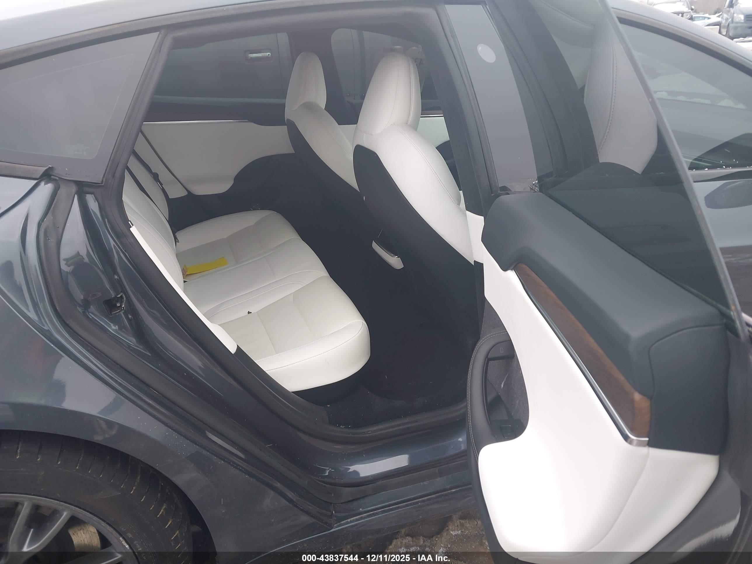 TESLA MODEL image 8