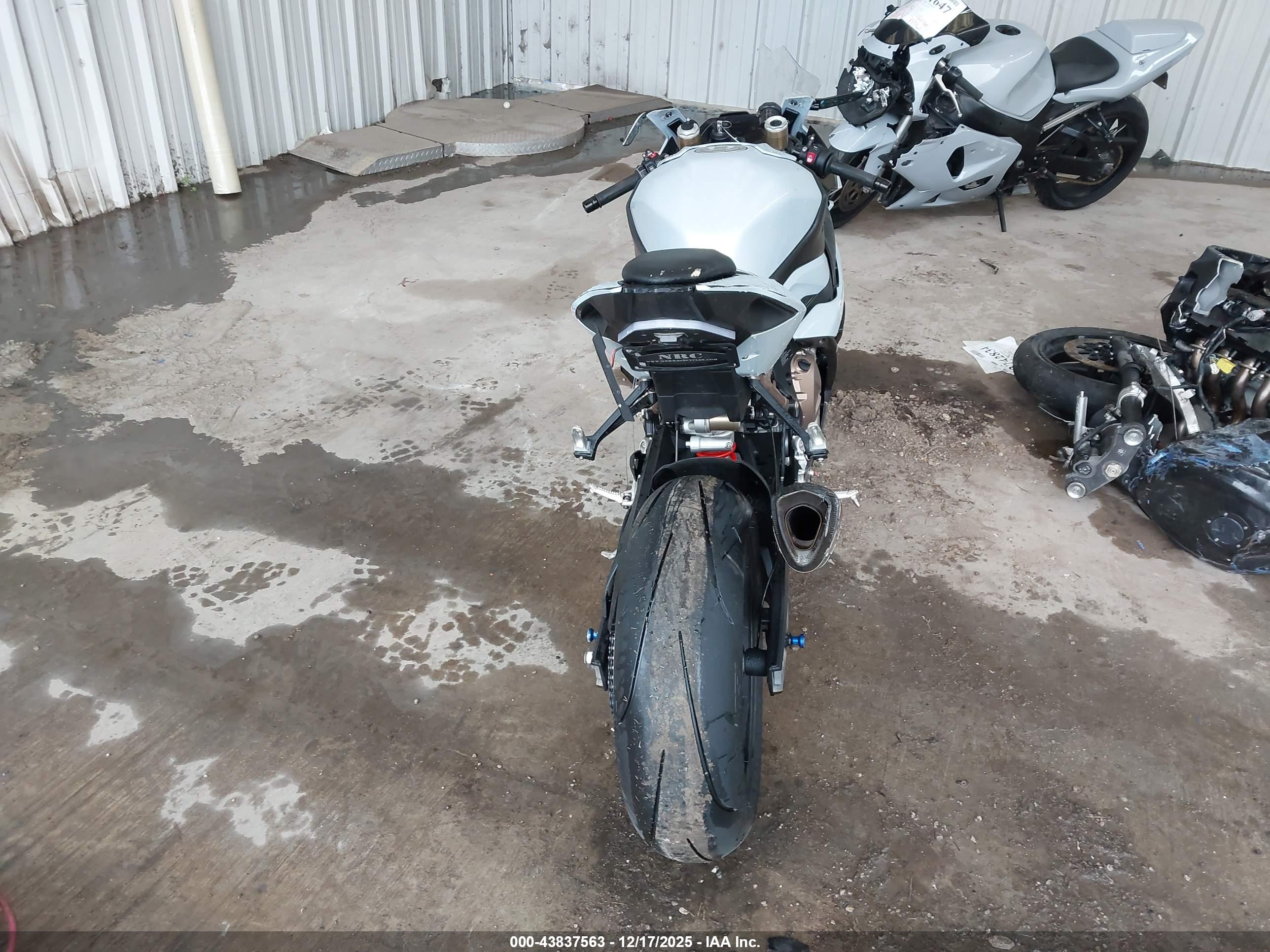 BMW S image 6