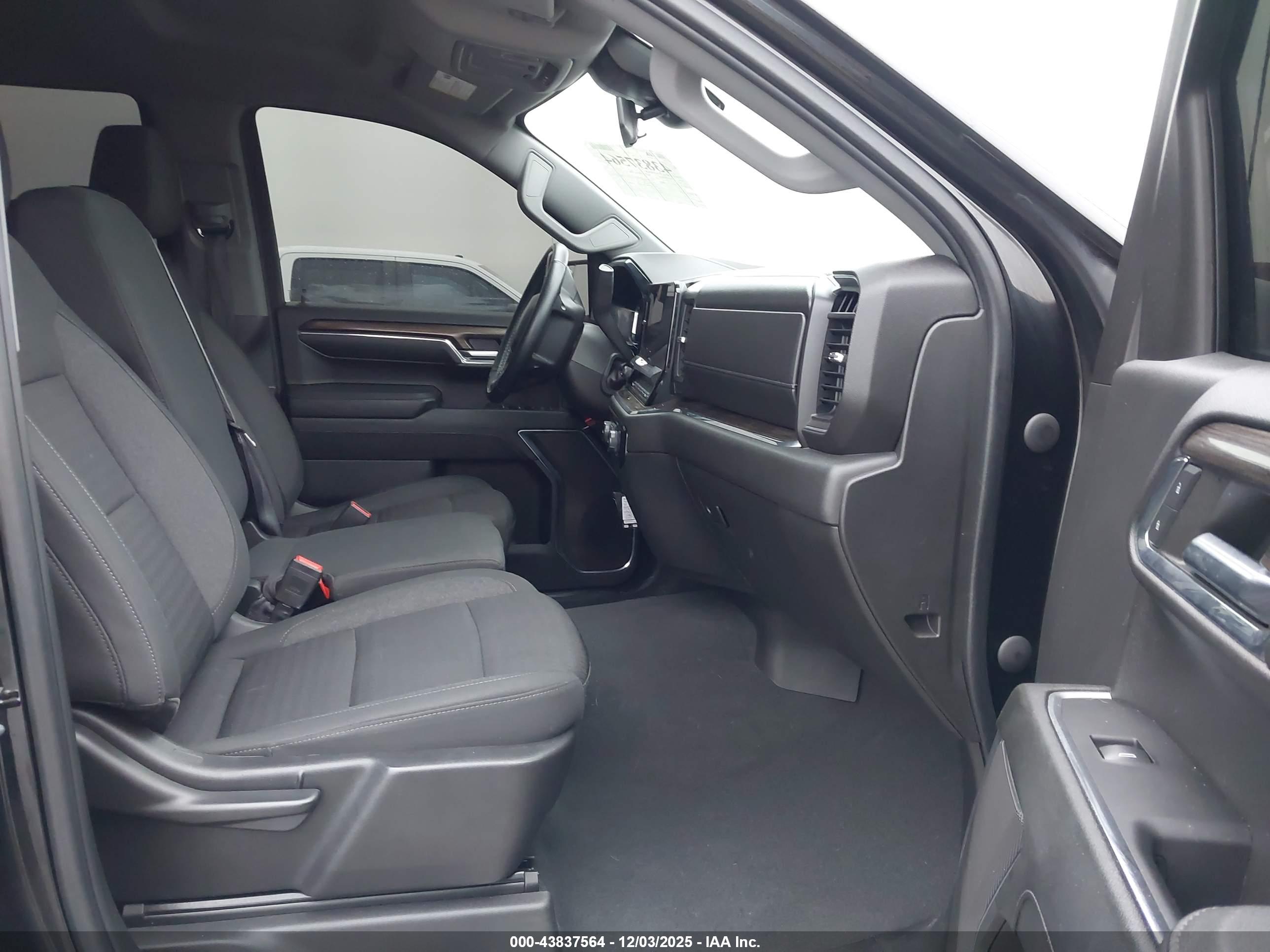 CHEVROLET SILVERADO image 5