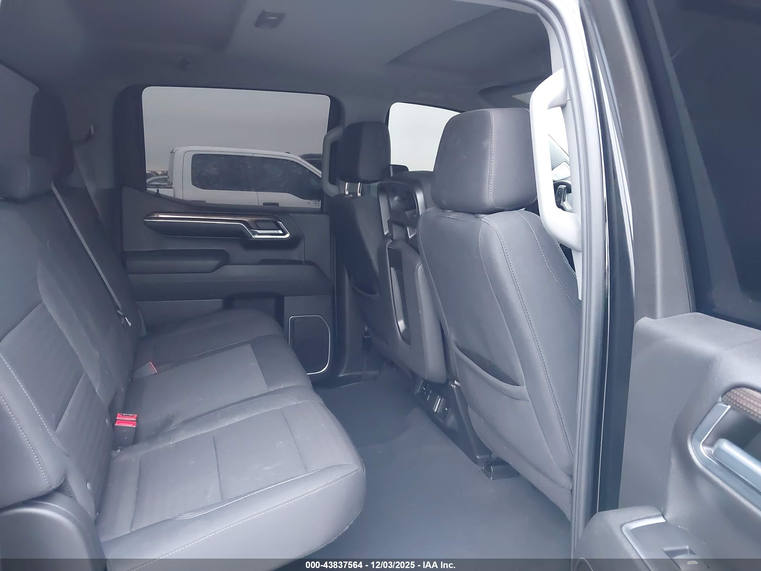 CHEVROLET SILVERADO image 8