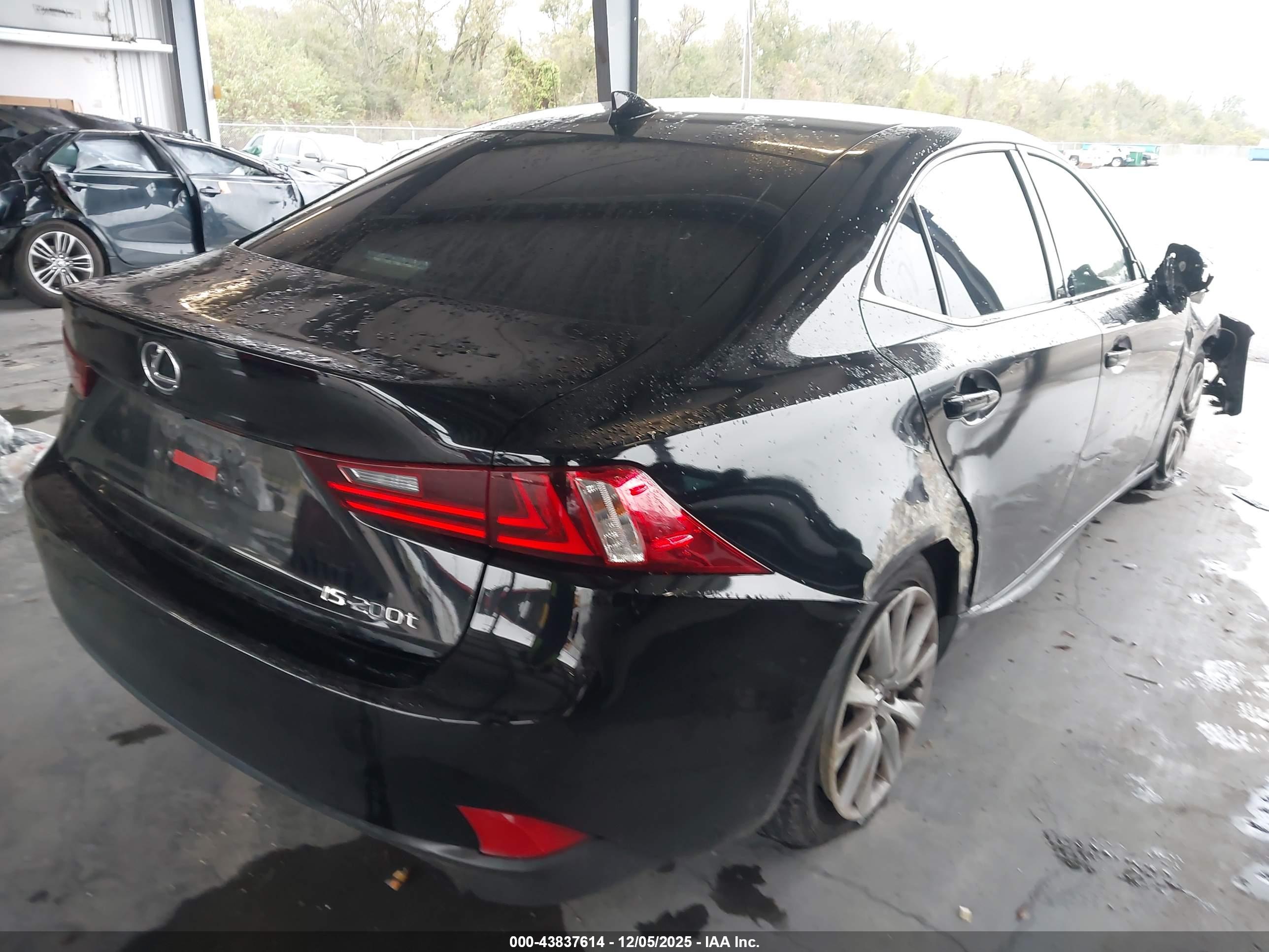 LEXUS IS image 4