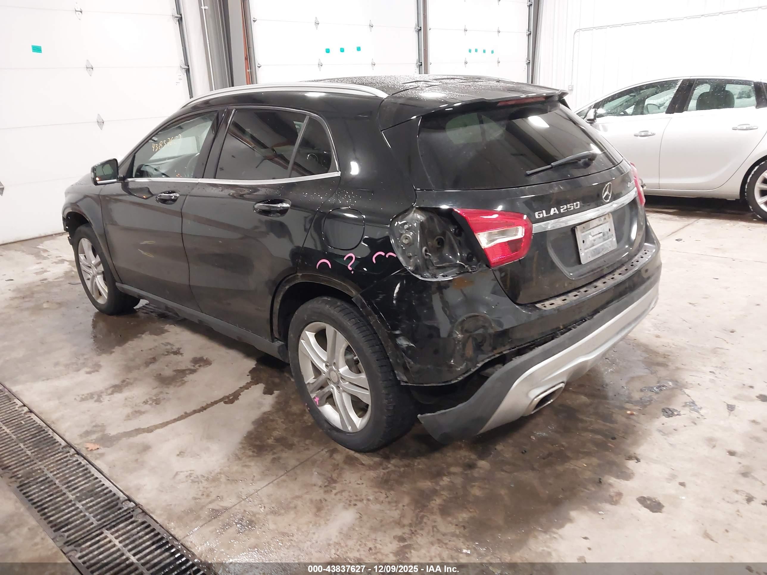 MERCEDES-BENZ GLA image 3