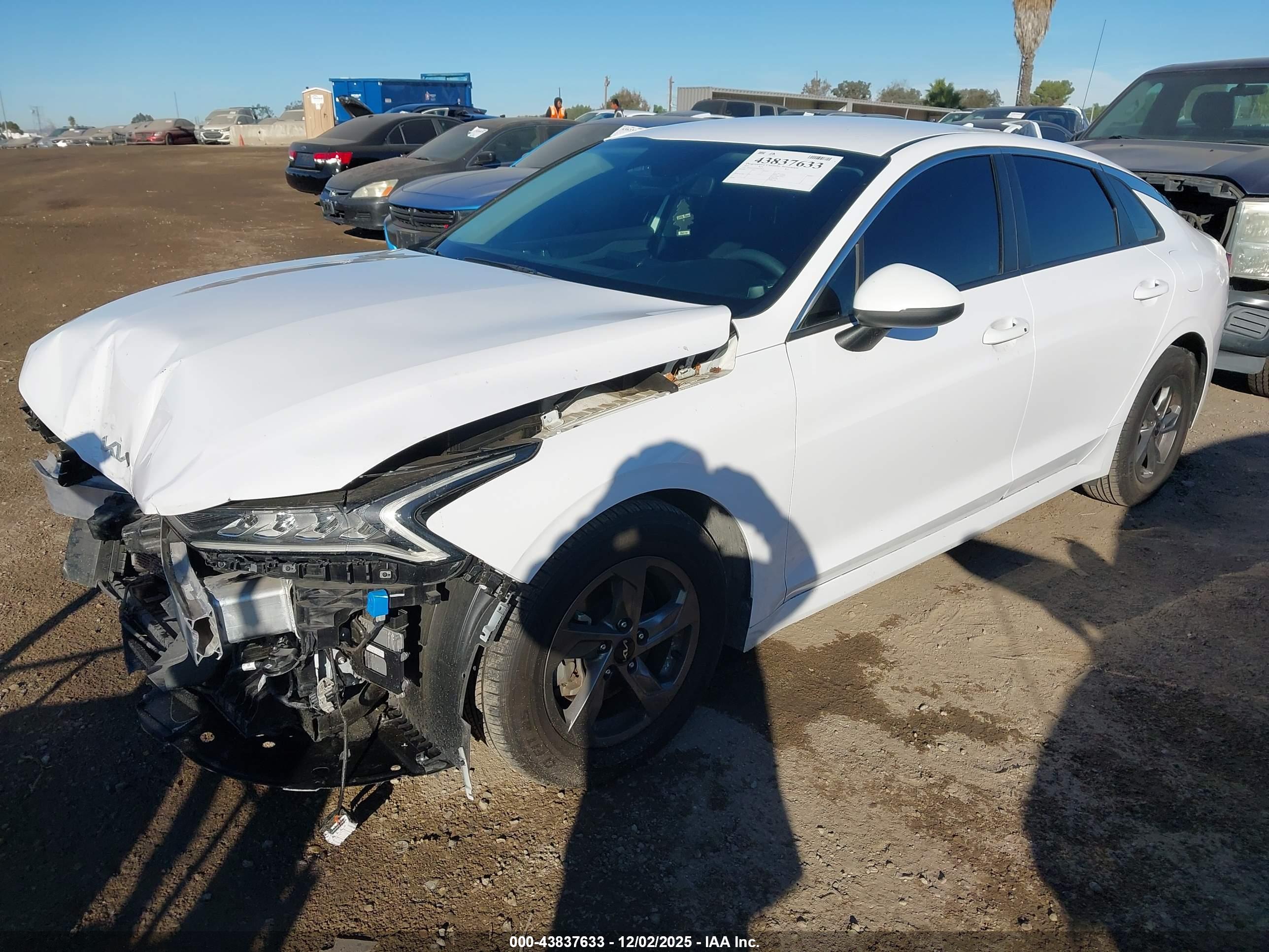 KIA K5 image 2