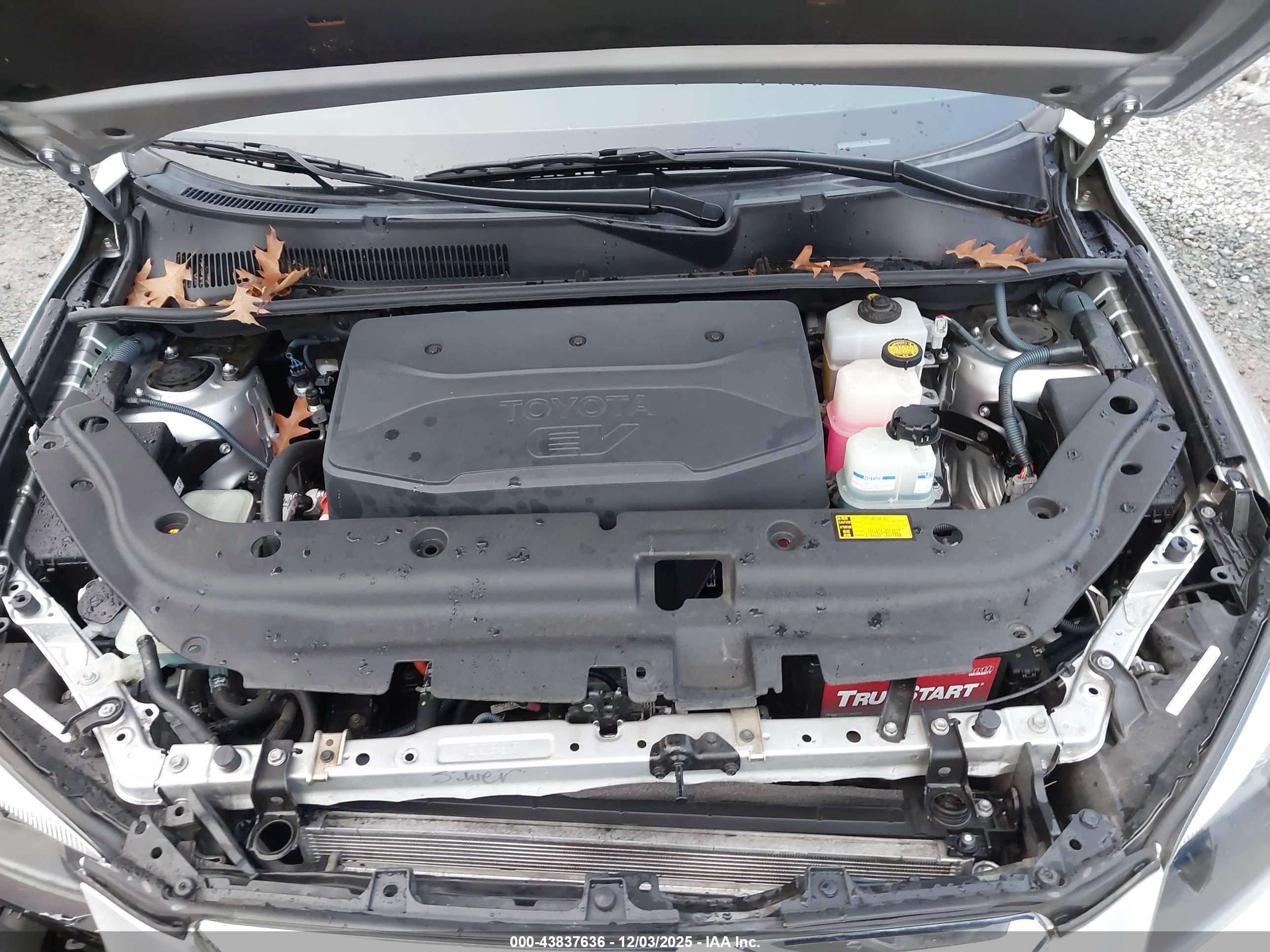 TOYOTA RAV4 image 10