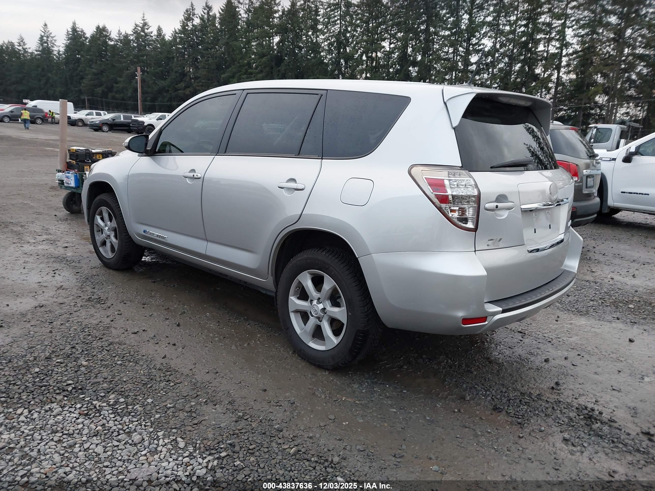 TOYOTA RAV4 image 3