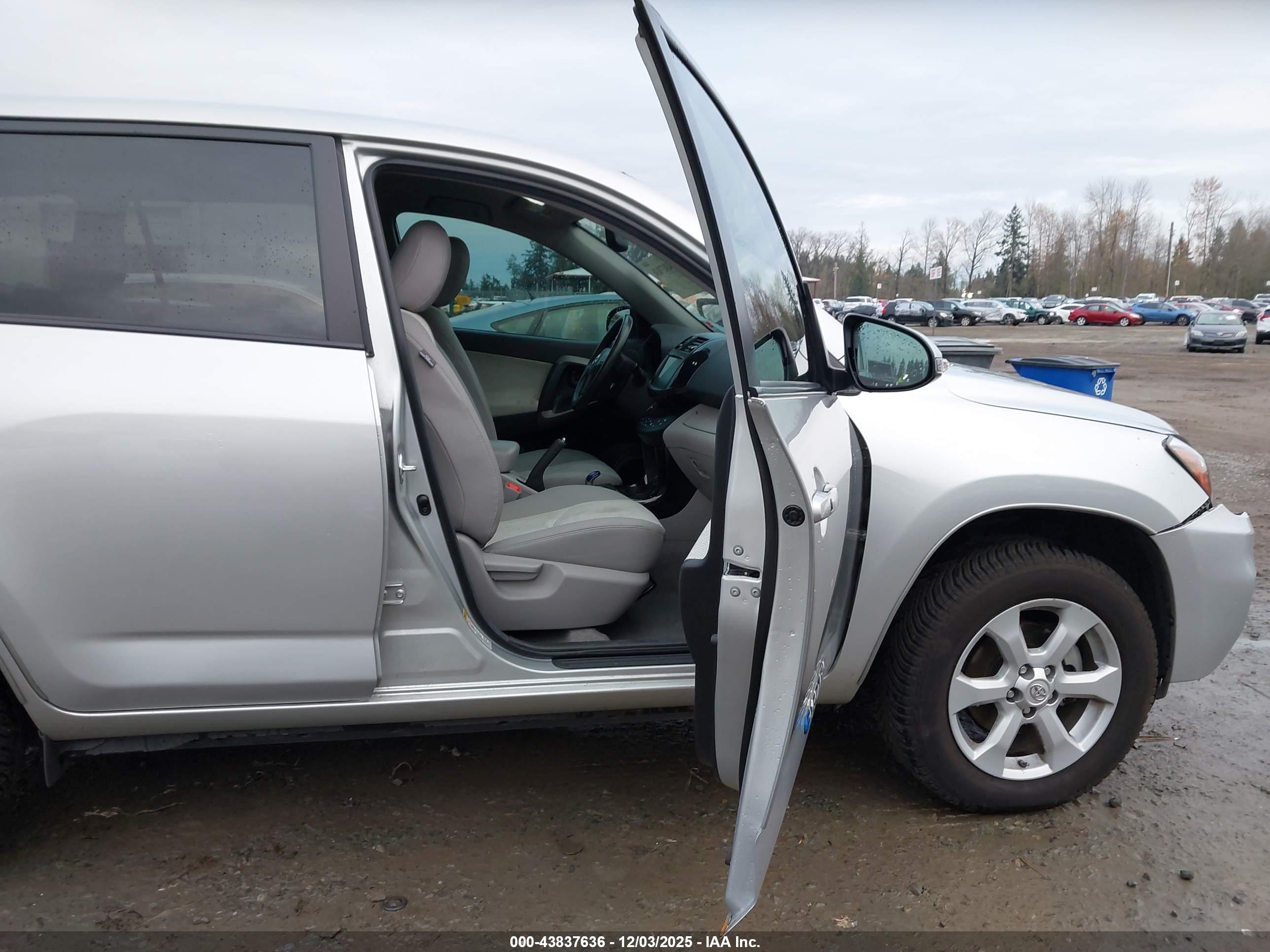 TOYOTA RAV4 image 5