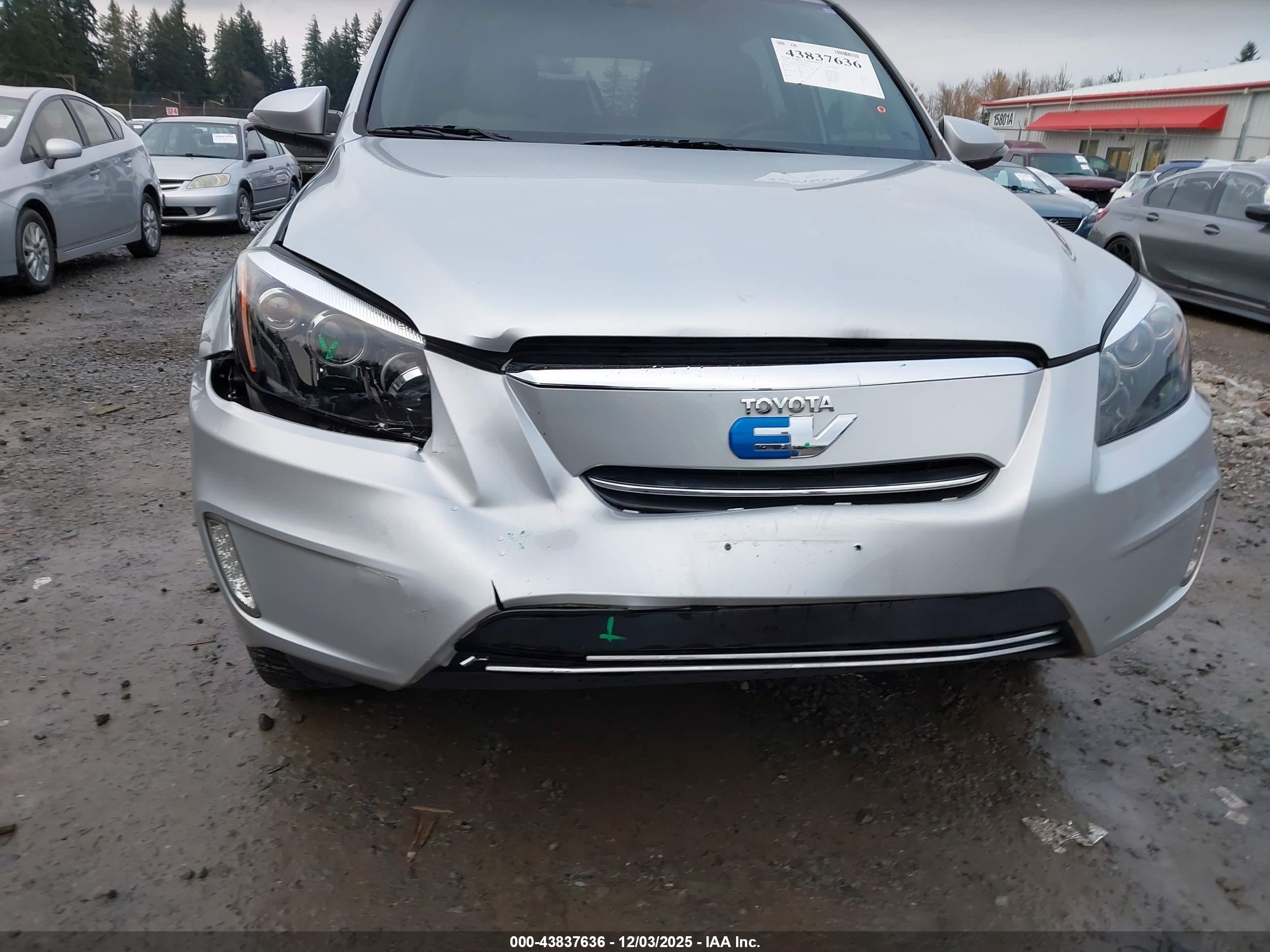 TOYOTA RAV4 image 6