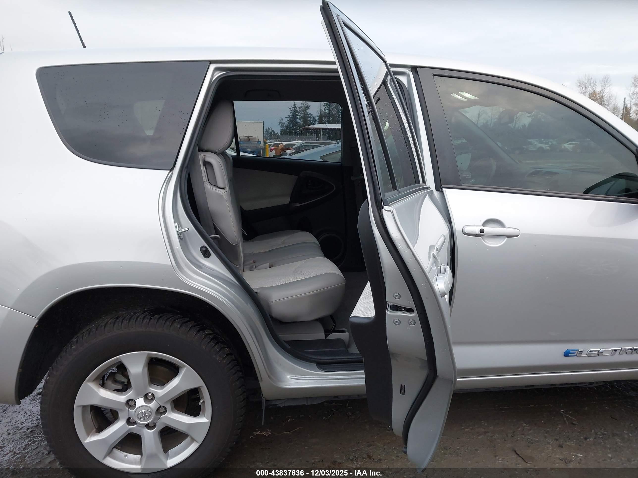 TOYOTA RAV4 image 8