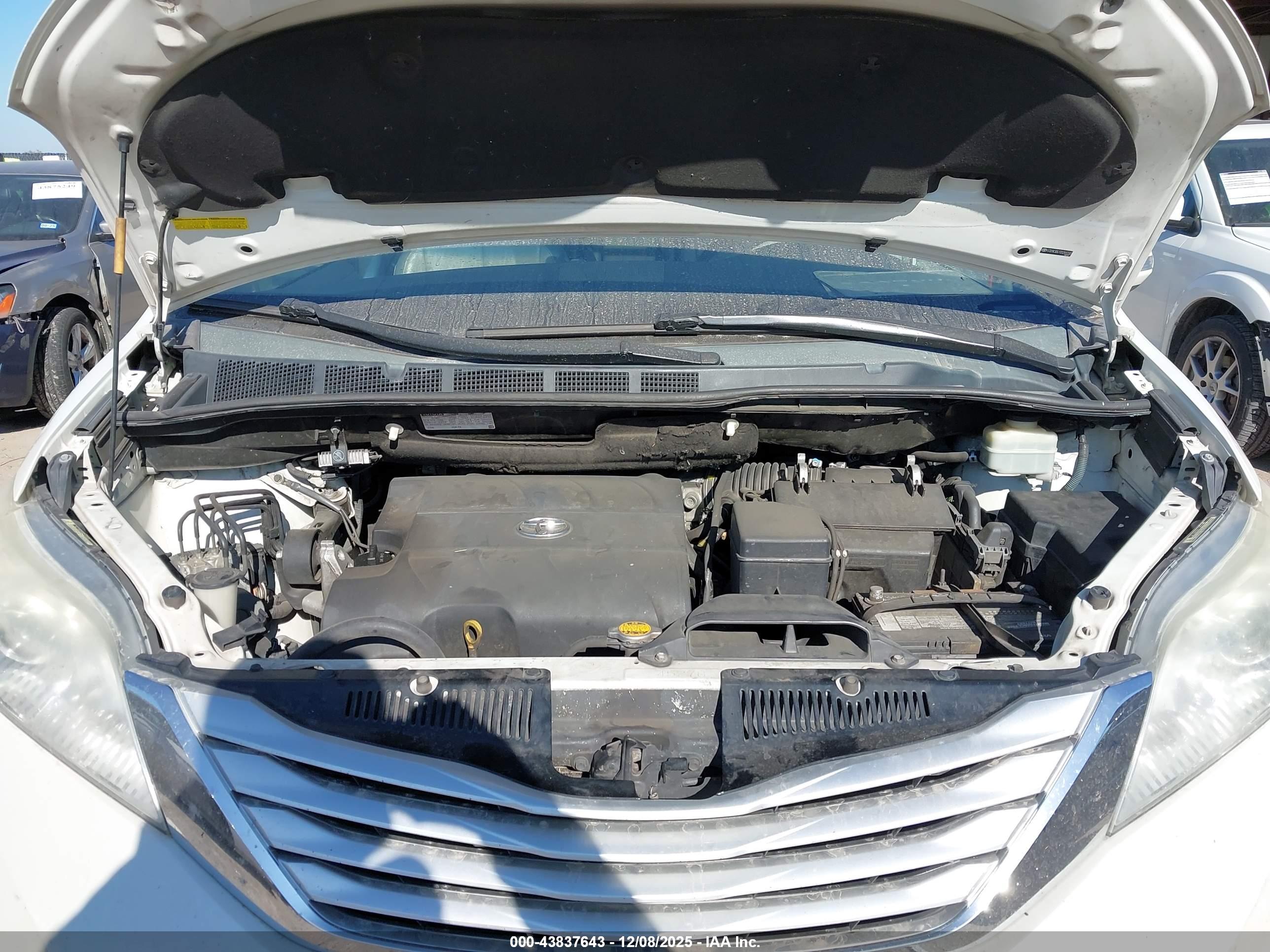 TOYOTA SIENNA image 10