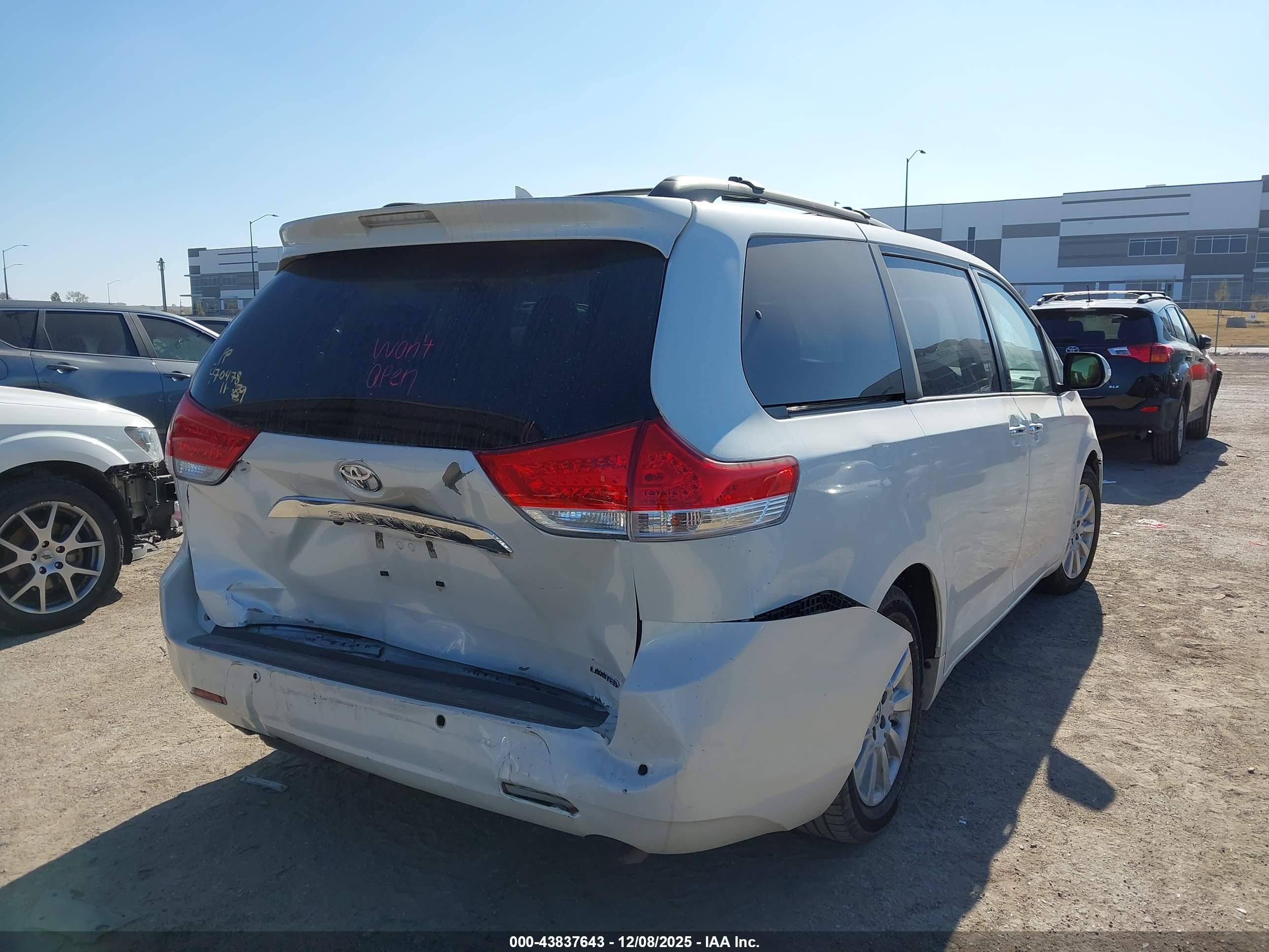 TOYOTA SIENNA image 4