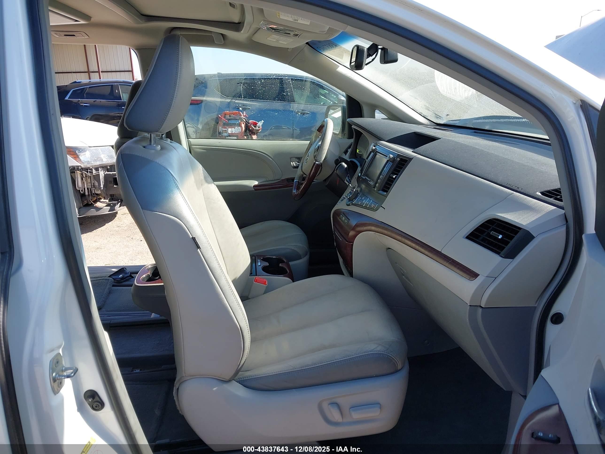 TOYOTA SIENNA image 5
