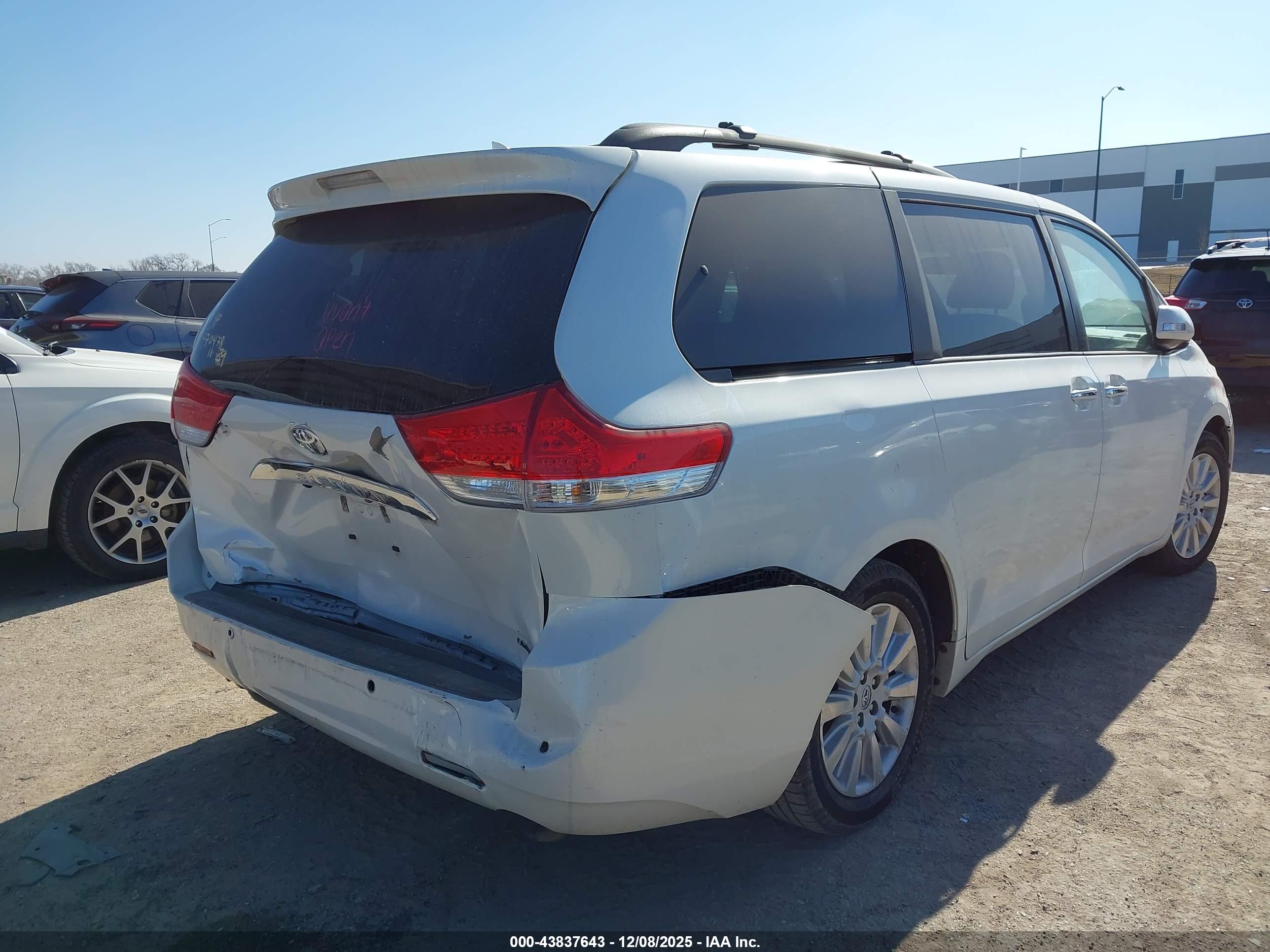 TOYOTA SIENNA image 6