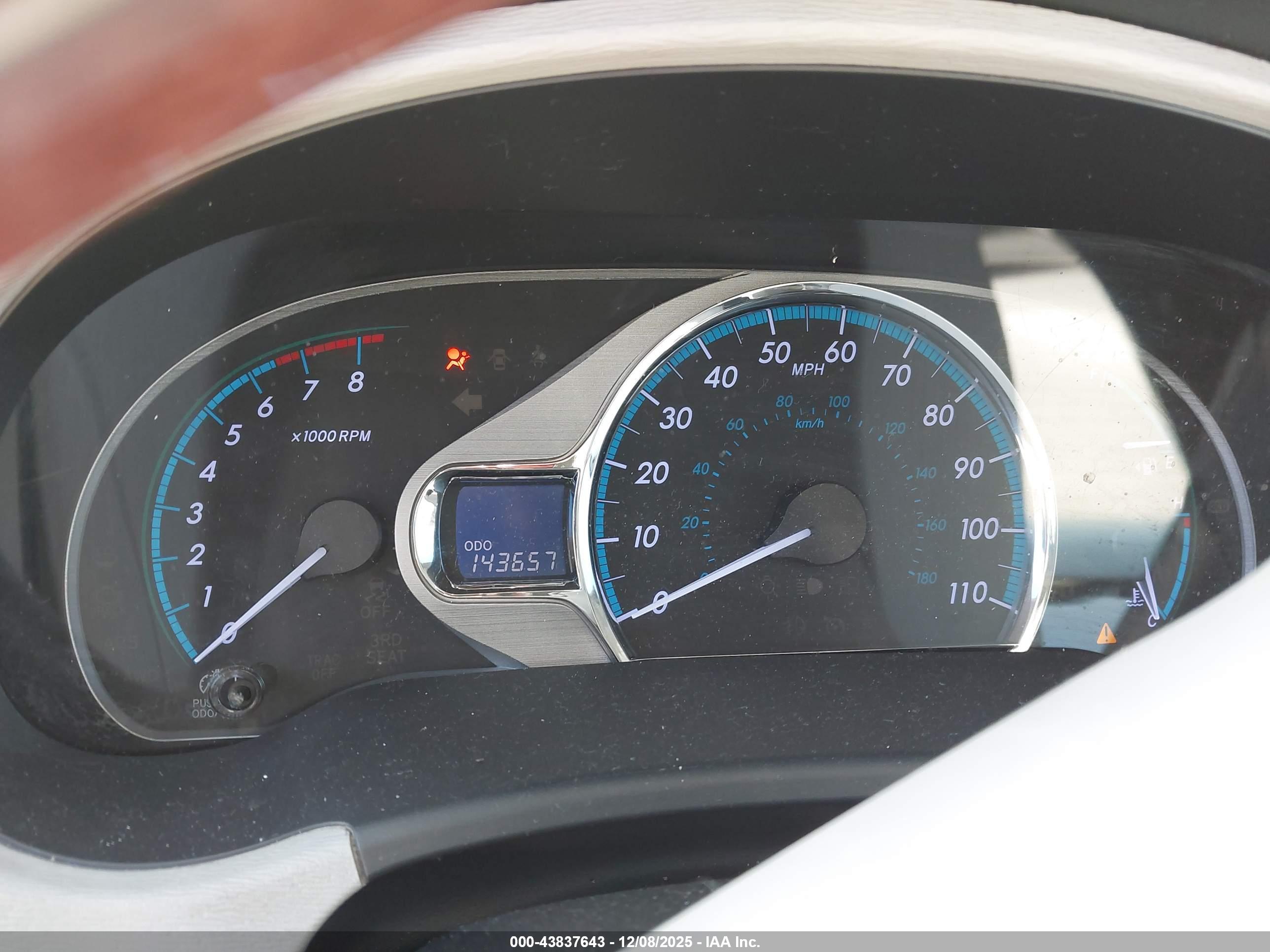 TOYOTA SIENNA image 7