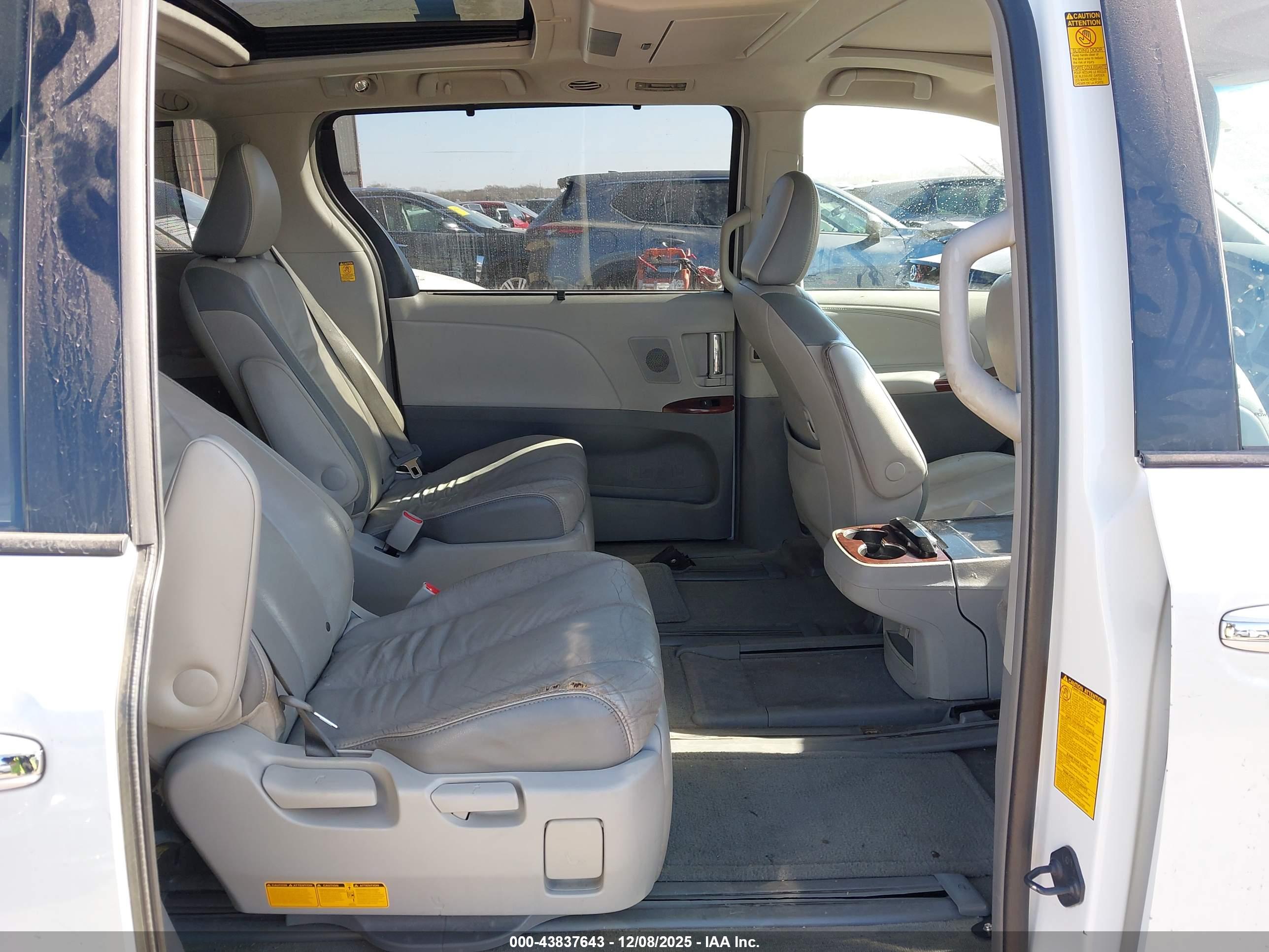TOYOTA SIENNA image 8