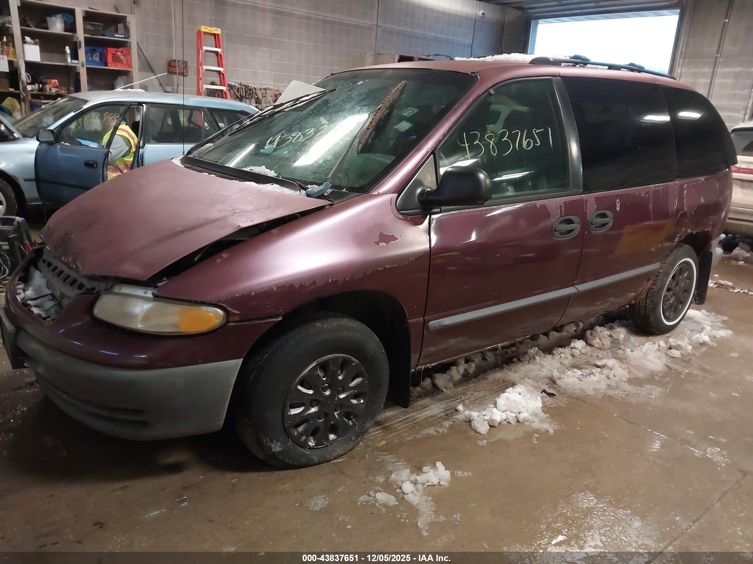 CHRYSLER VOYAGER image 2