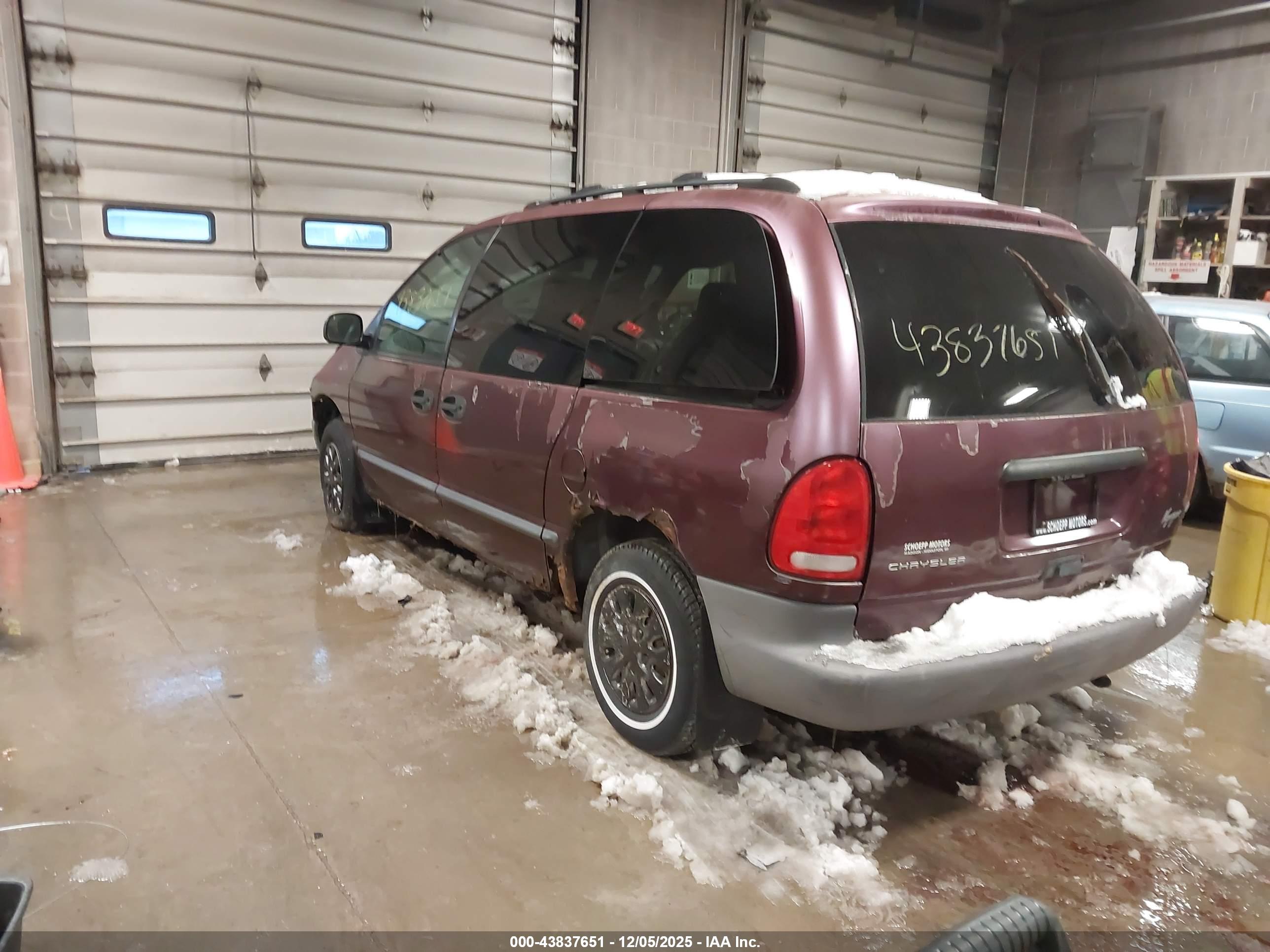 CHRYSLER VOYAGER image 3