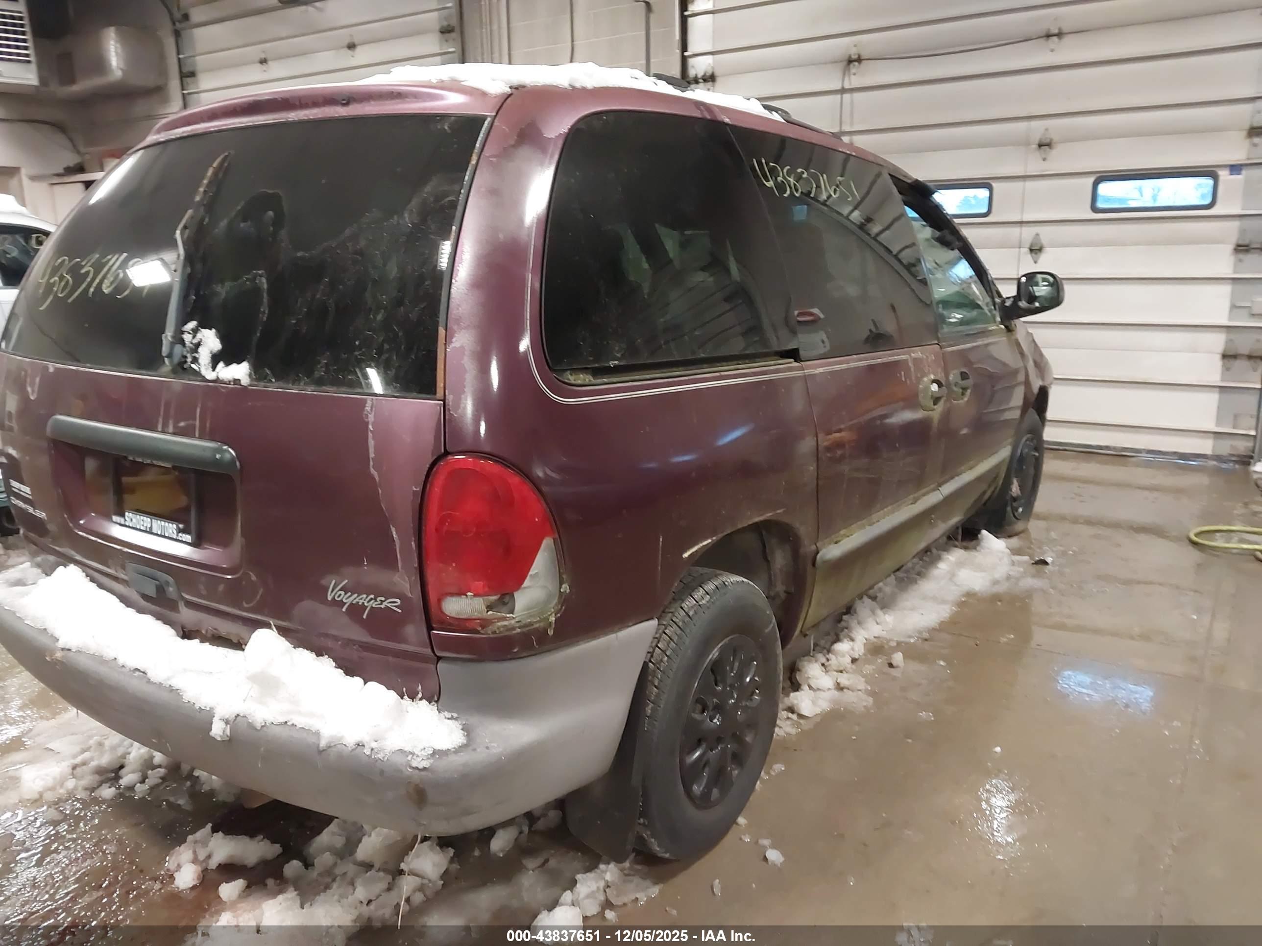 CHRYSLER VOYAGER image 4