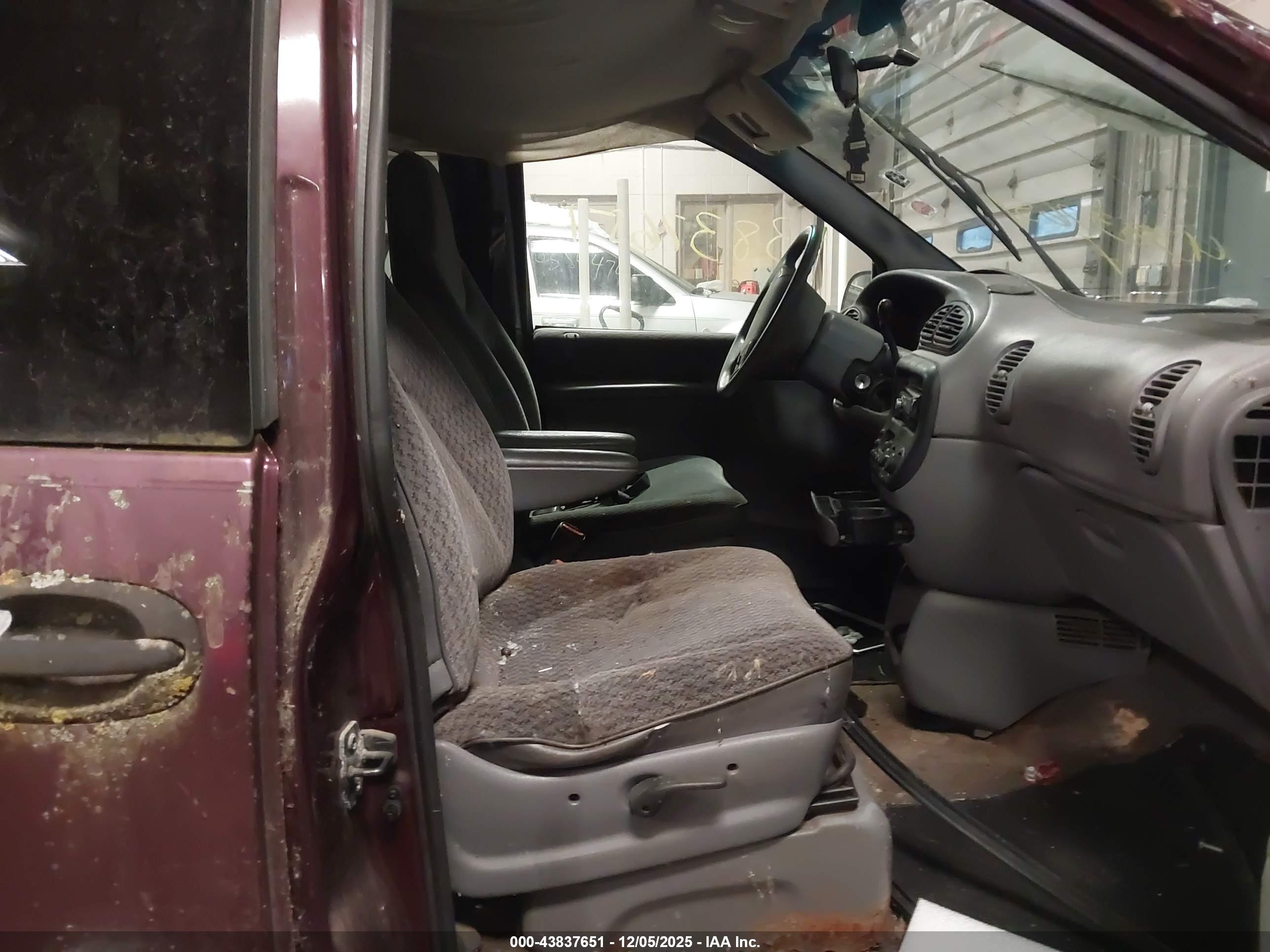 CHRYSLER VOYAGER image 5