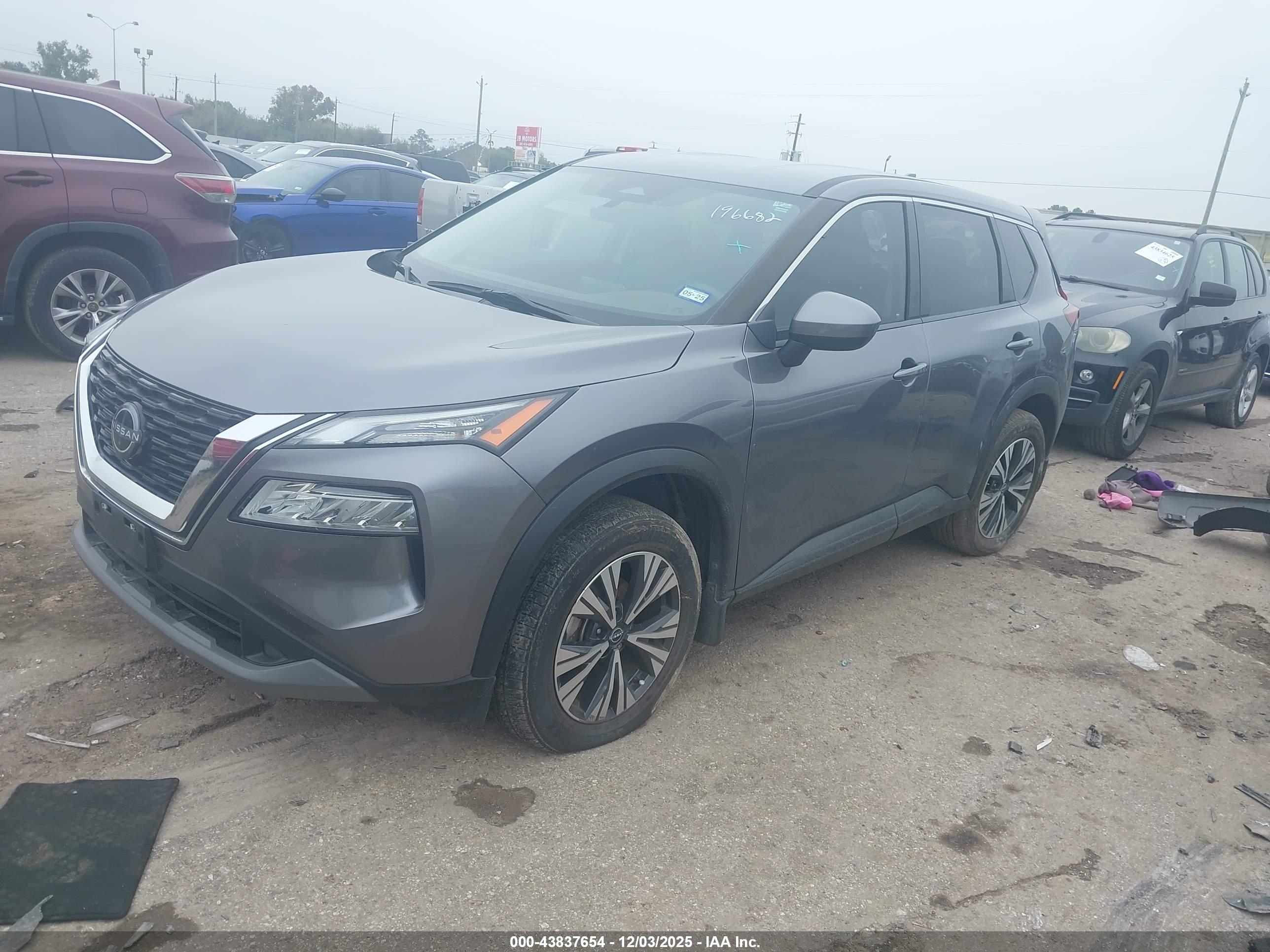 NISSAN ROGUE image 2