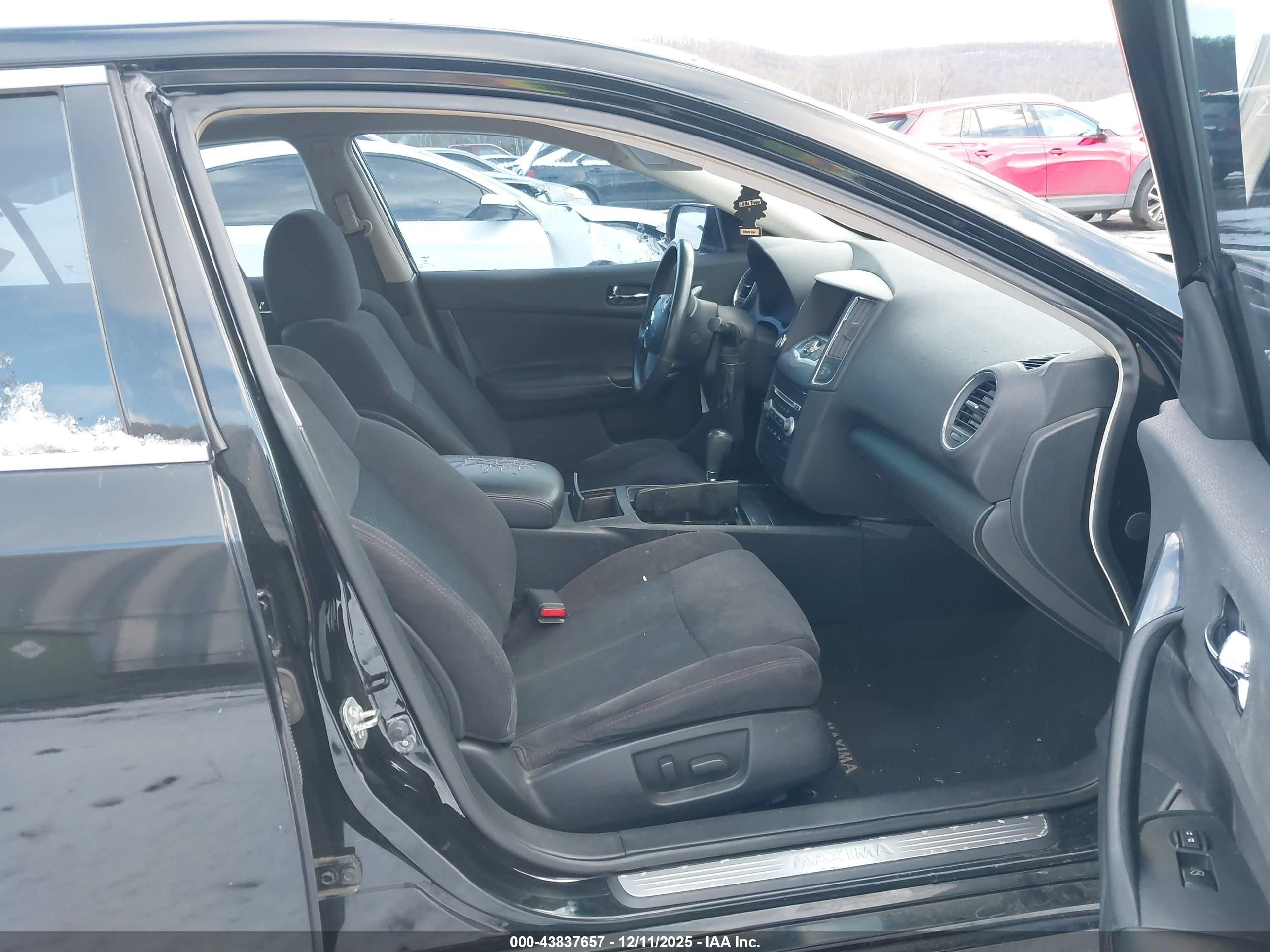 NISSAN MAXIMA image 5
