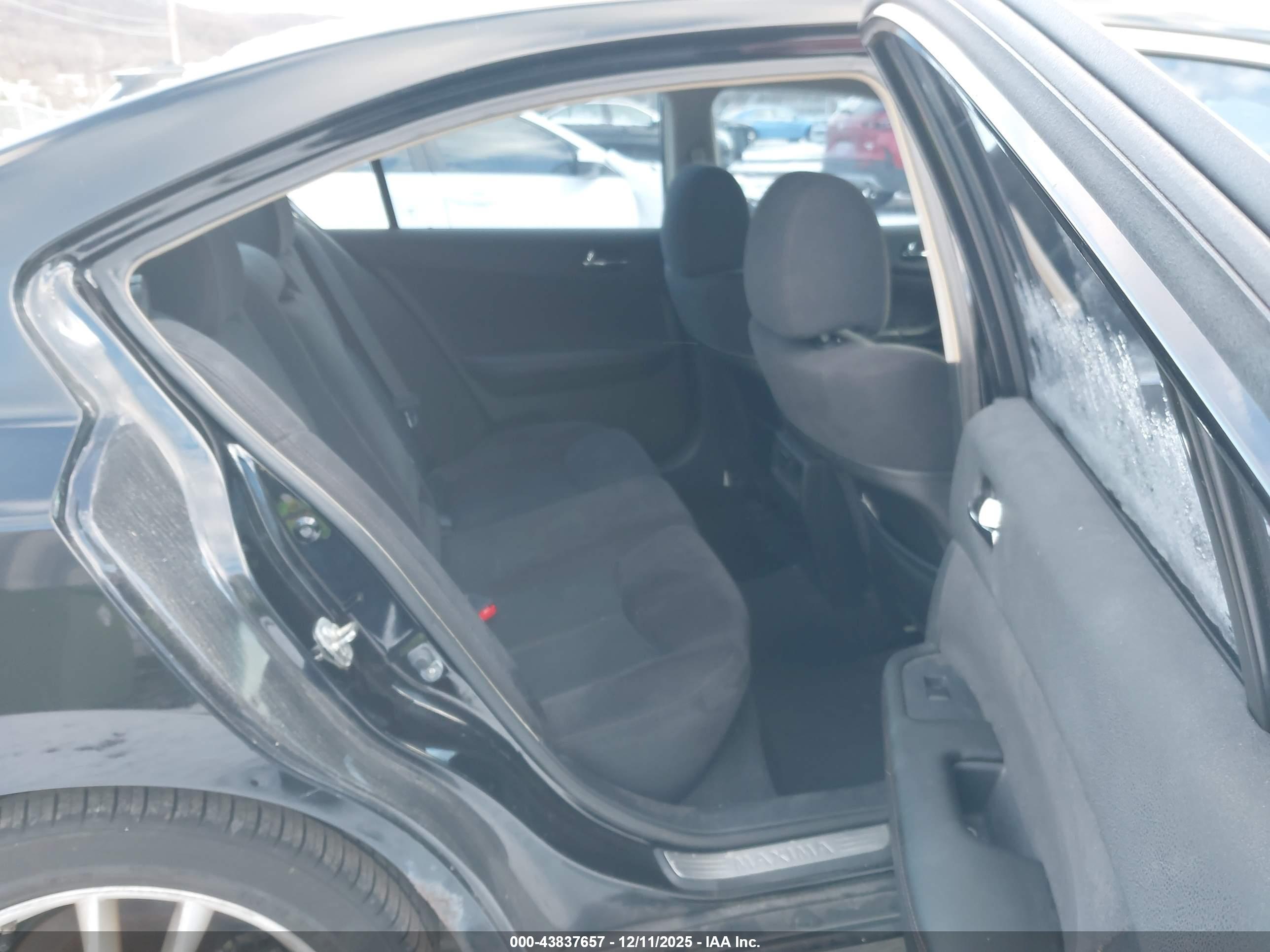 NISSAN MAXIMA image 8