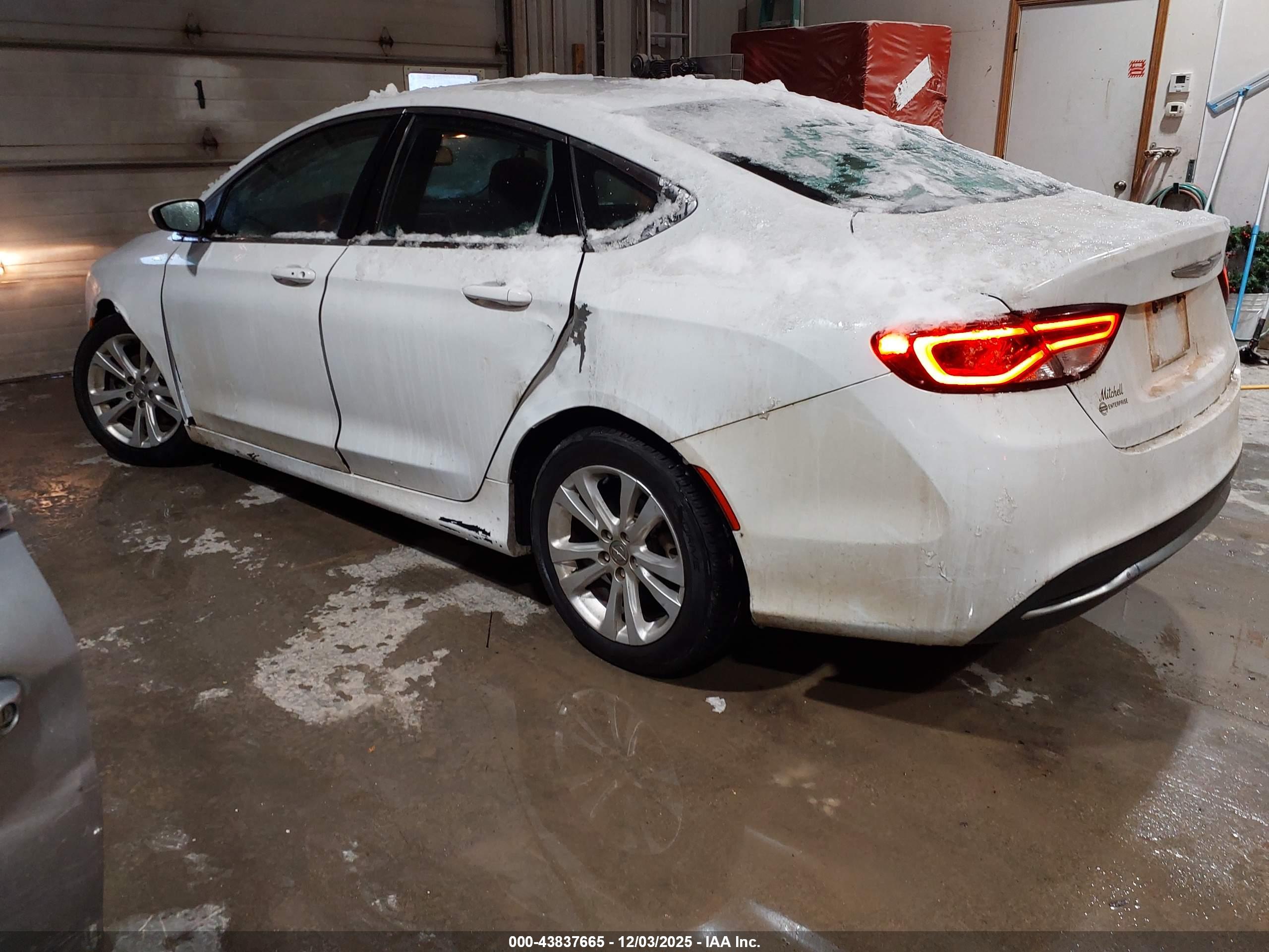 CHRYSLER 200 image 3