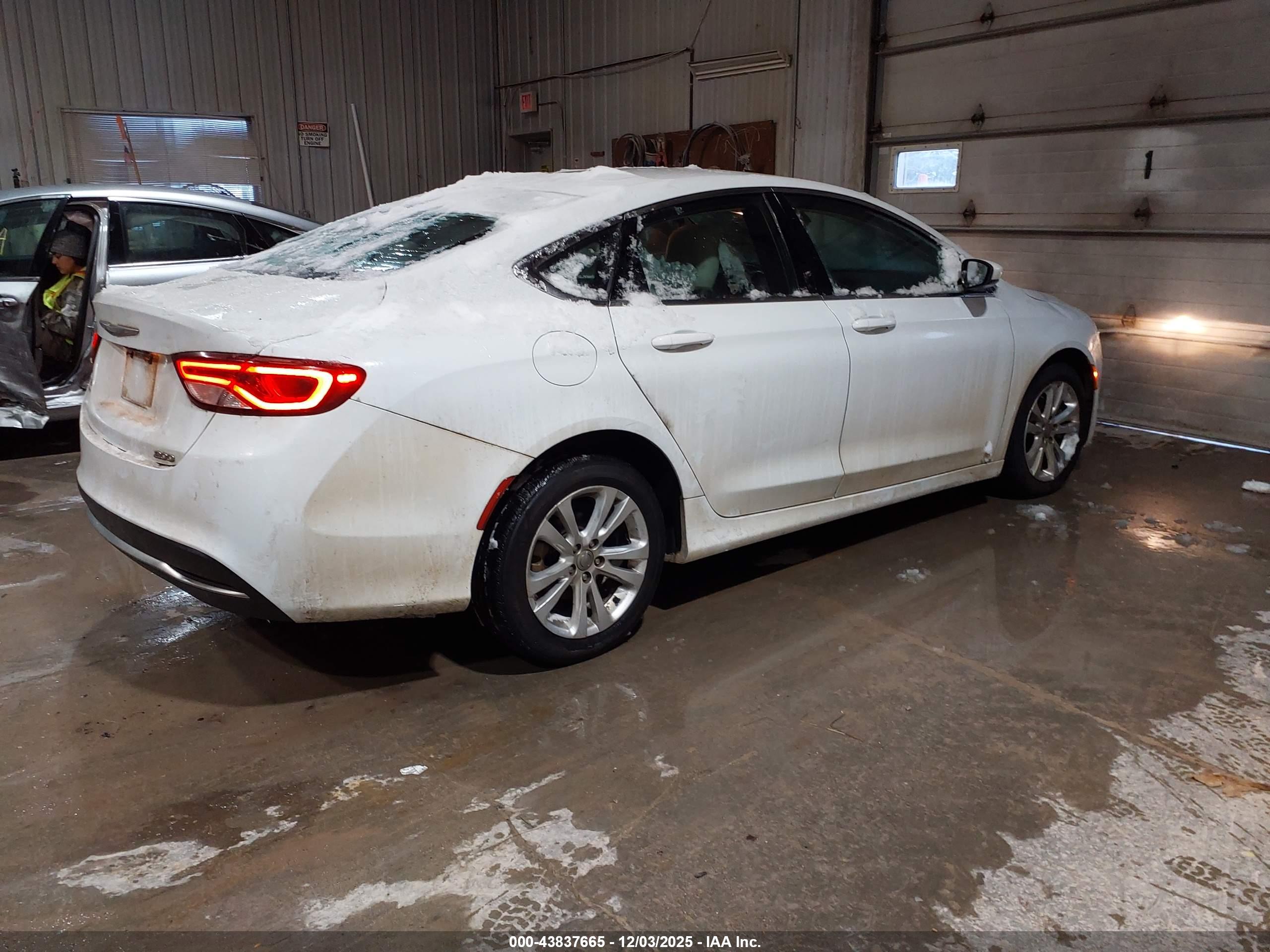 CHRYSLER 200 image 4