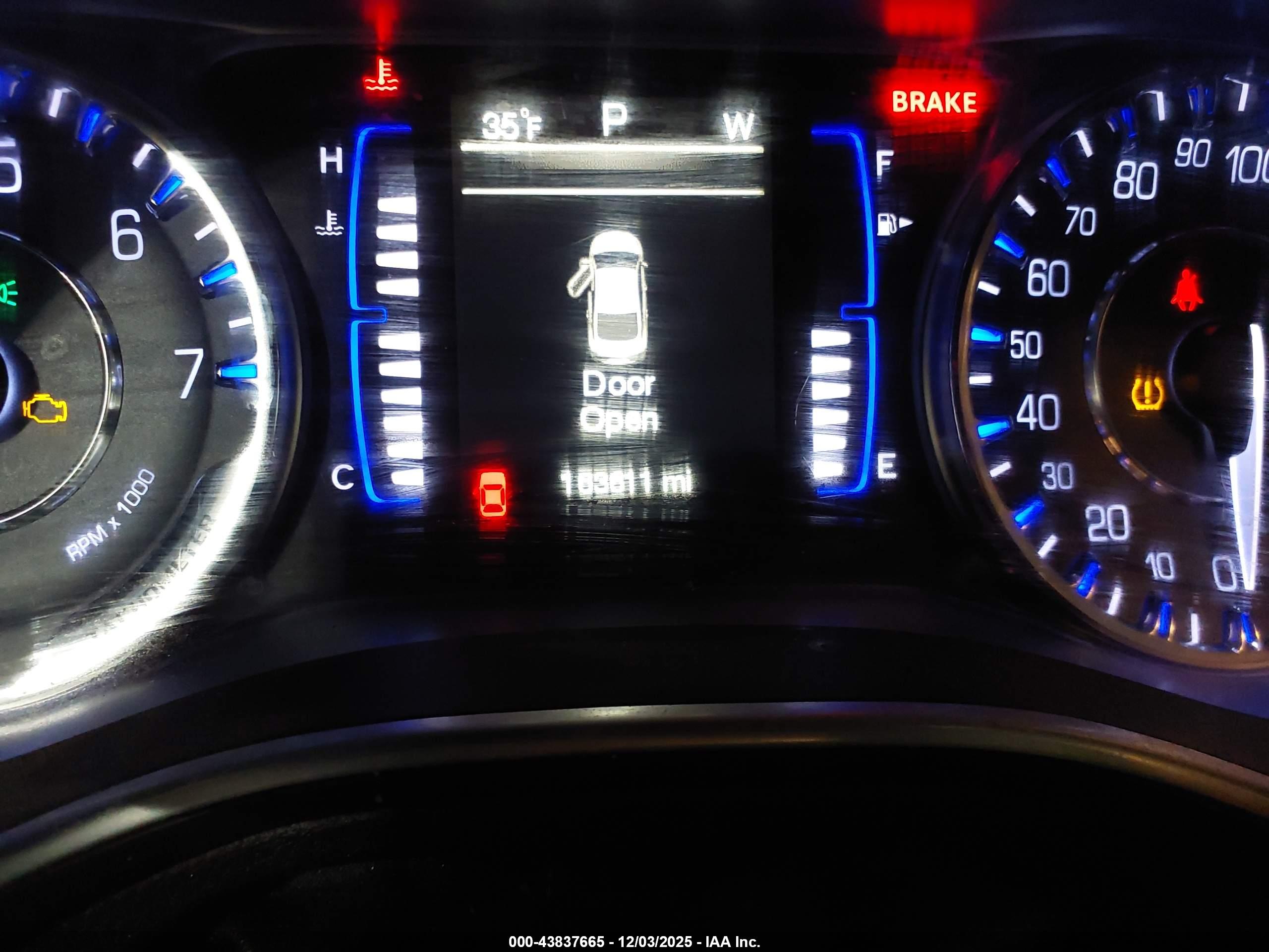 CHRYSLER 200 image 7
