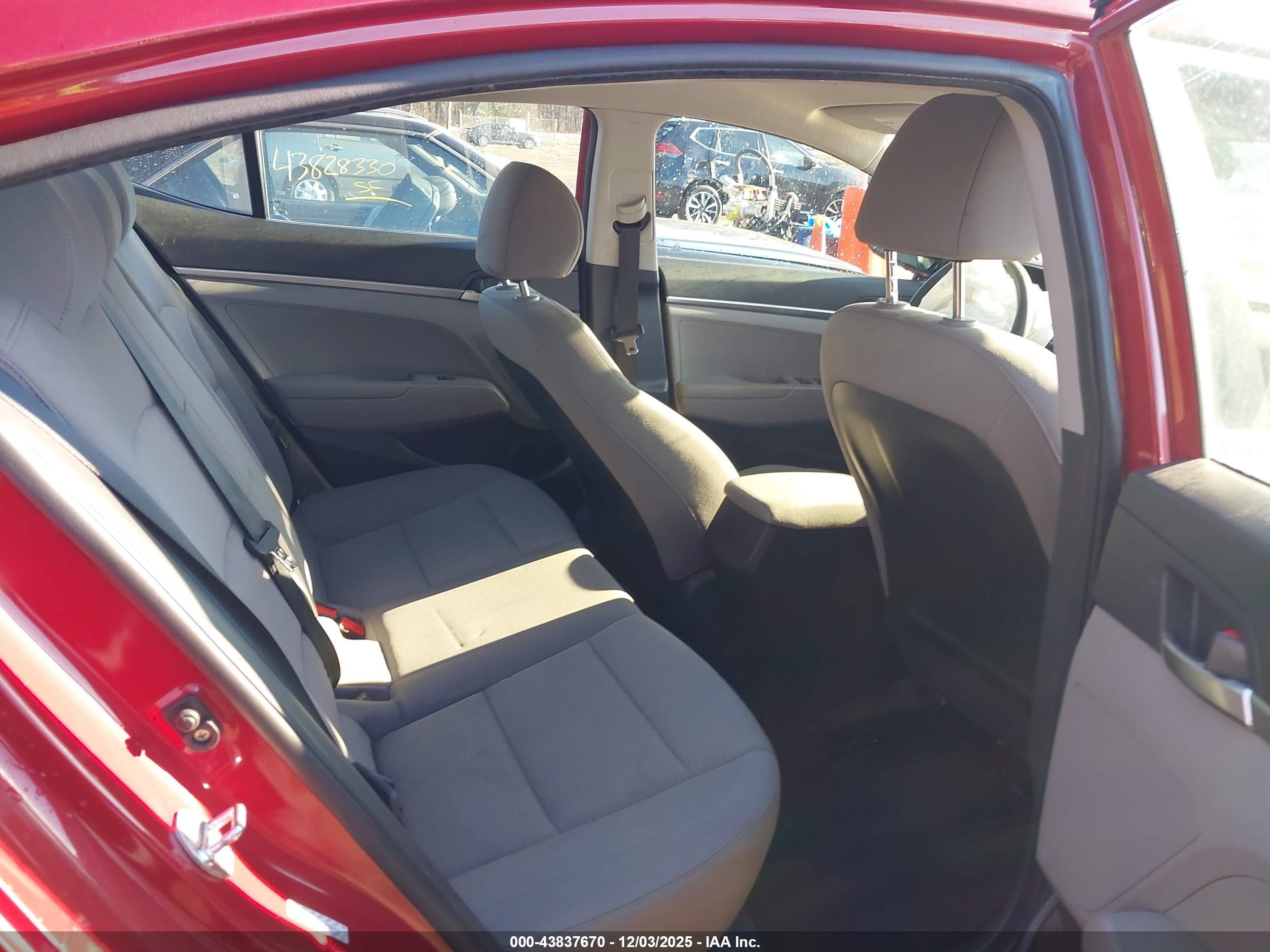 HYUNDAI ELANTRA image 8