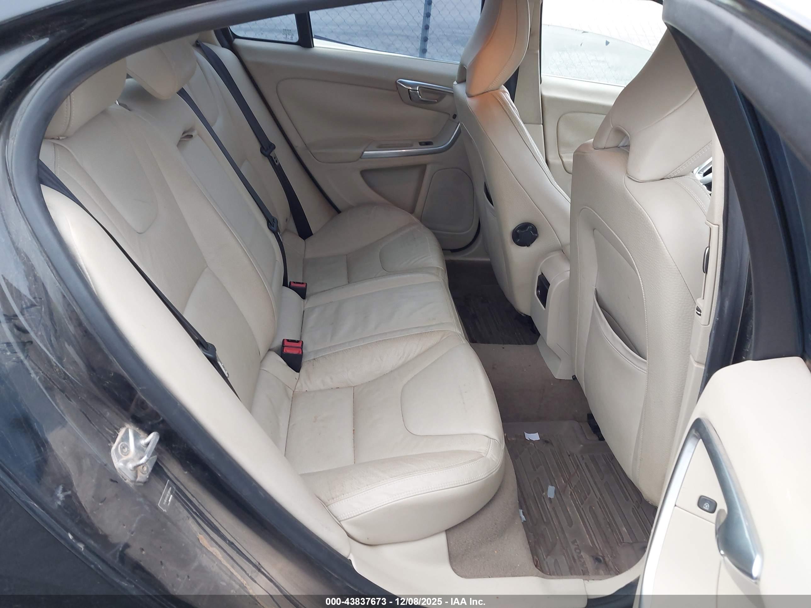 VOLVO S60 image 8
